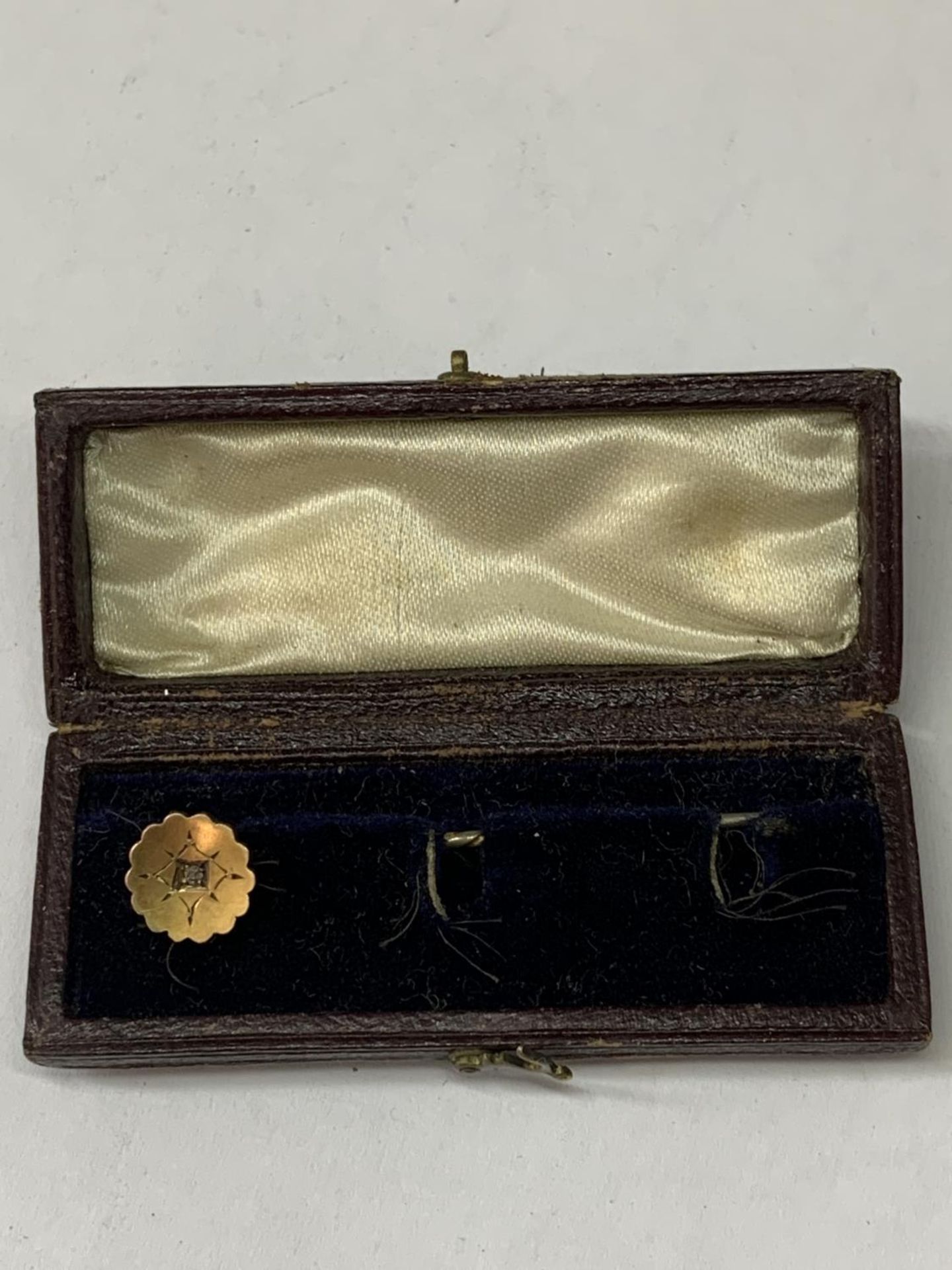 A VINTAGE 9 CARAT GOLD STICK PIN WITH DIAMOND TO CENTRE IN A PRESENTATION BOX