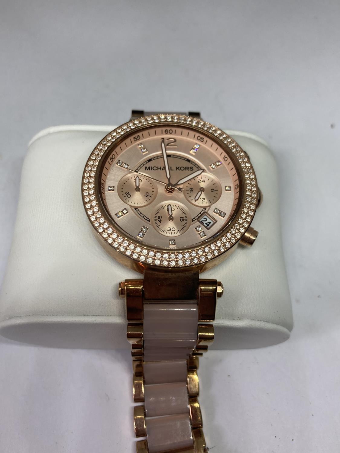 A MICHAEL KORS WRIST WATCH IN ROSE GOLD WITH PRESENTATION BOX (NEEDS BATTERY AND STRAP) - Image 2 of 4