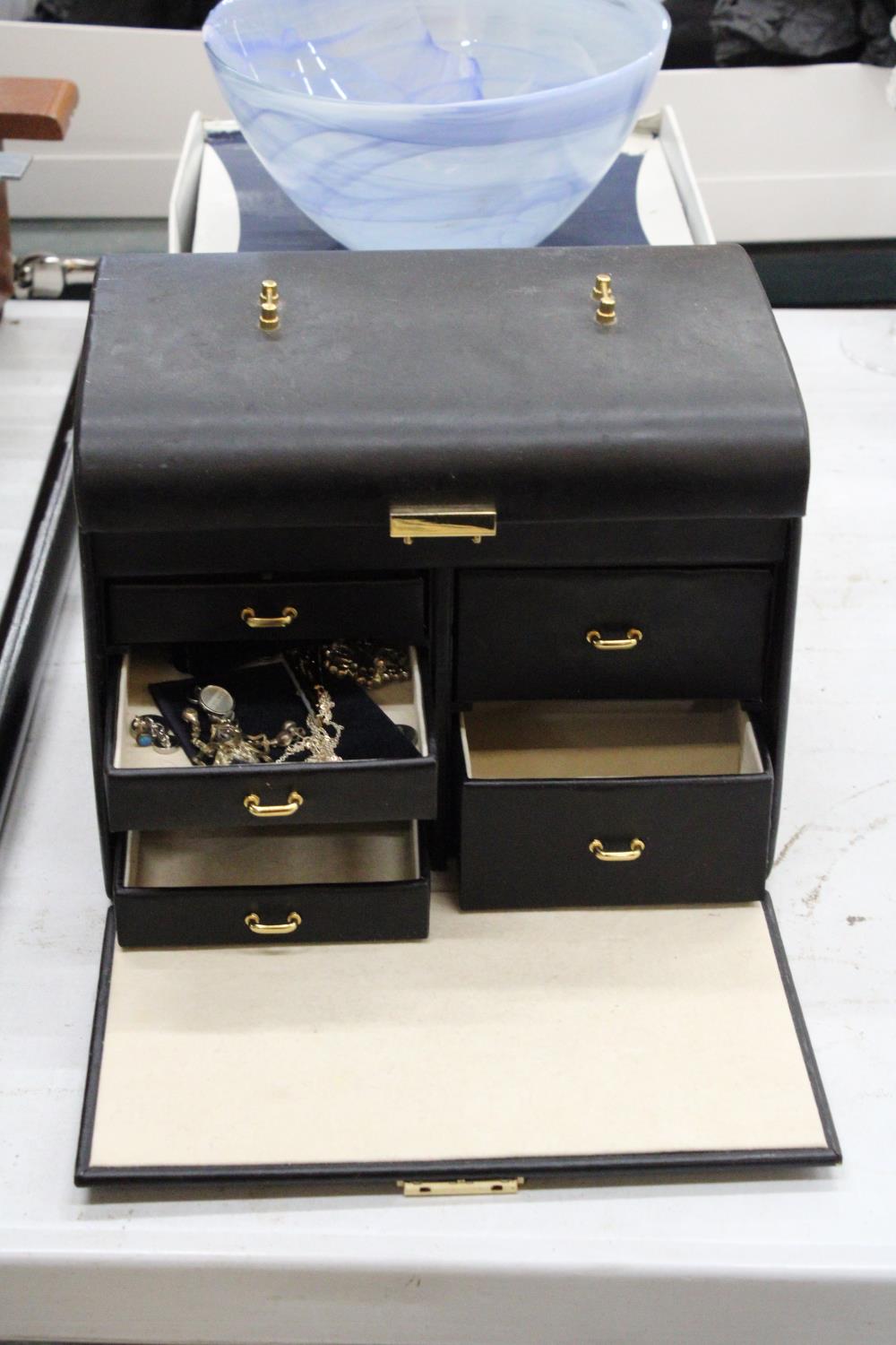 A BLACK JEWELLERY BOX WITH COMPARTMENTS TO INCLUDE BRACELETS, PENDENTS, EARRINGS ETC