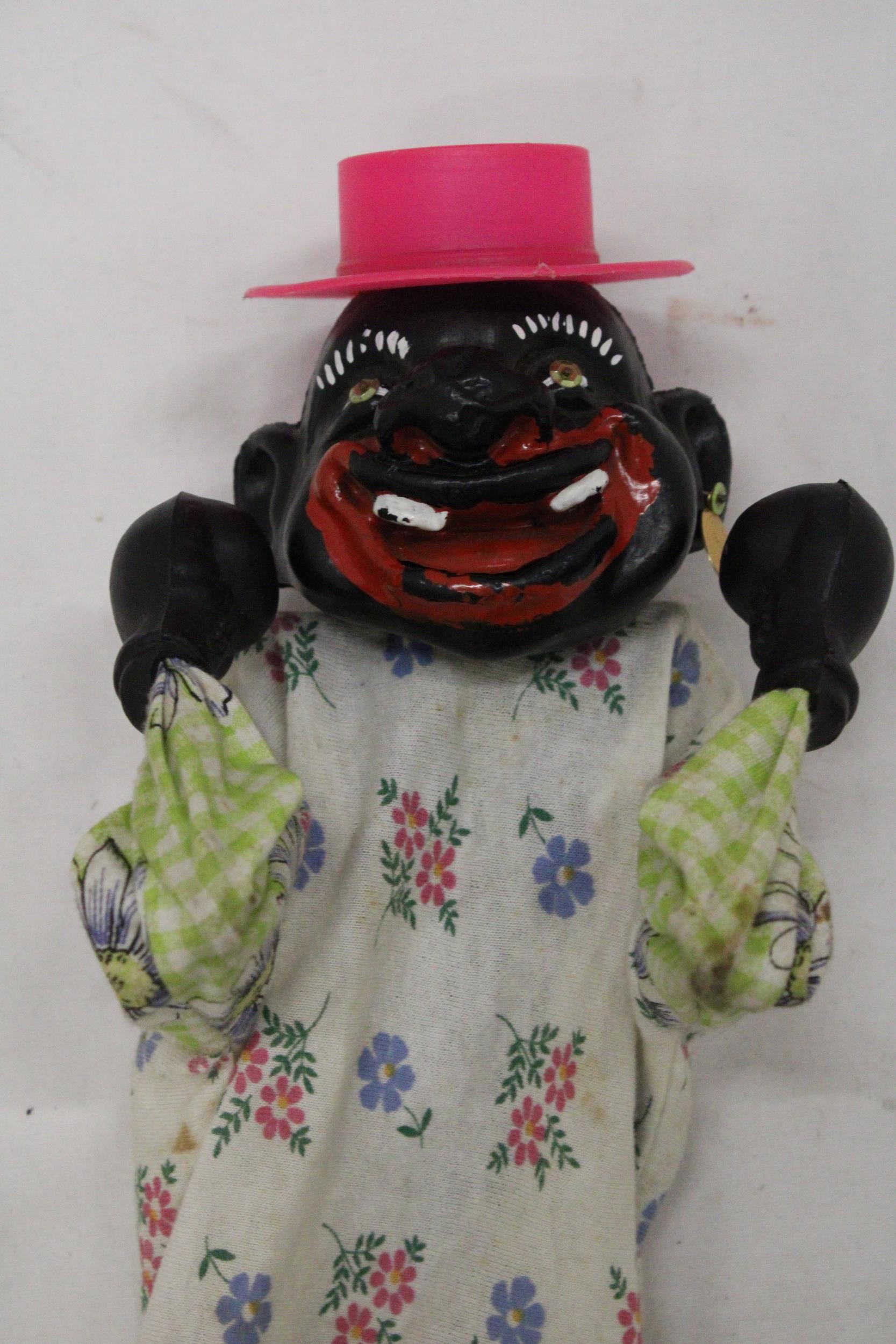 A 1960S UNUSUAL PUNCHING PUPPET WITH MANUALLY OPERATED LEVERS INSIDE - Bild 2 aus 5