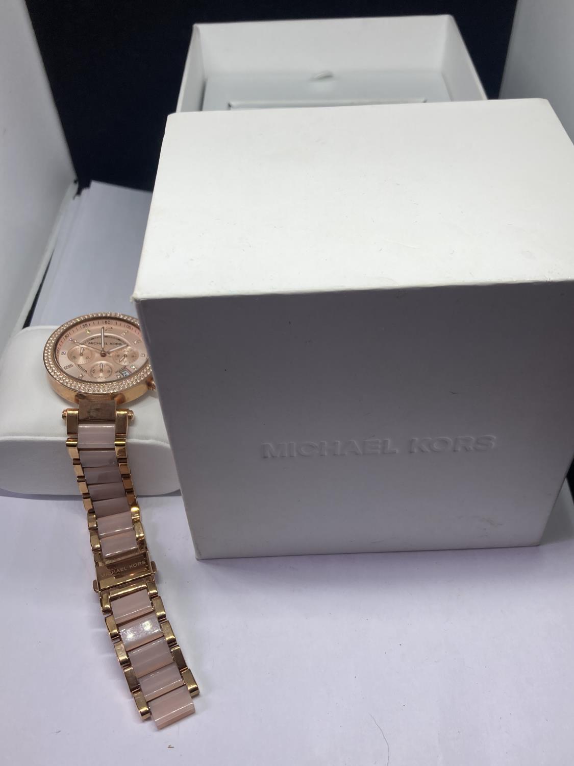 A MICHAEL KORS WRIST WATCH IN ROSE GOLD WITH PRESENTATION BOX (NEEDS BATTERY AND STRAP)