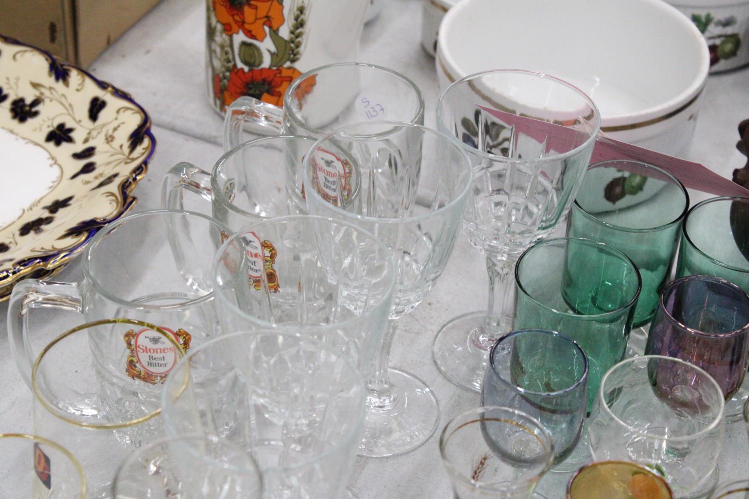 A QUANTITY OF GLASSWARE TO INCLUDE SHOT GLASSES, BEER GLASSES, WINE GLASSES, SHERRY GLASSES ETC - Image 6 of 6