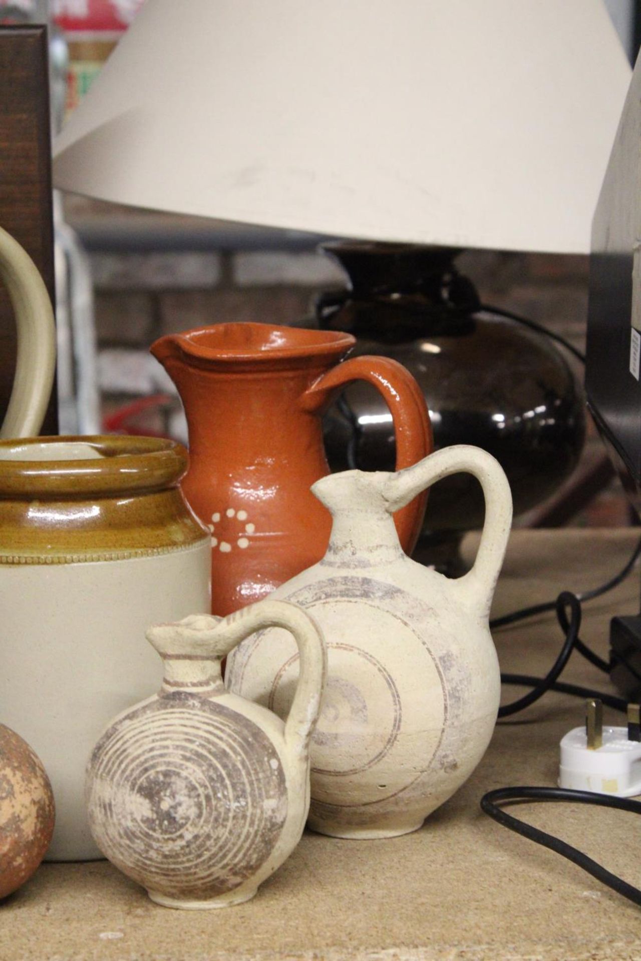 A QUANTITY OF STONEWARE JUGS WITH A VINTAGE STORAGE JAR PLUS A FOSTERS POTTERY VASE - Image 5 of 6