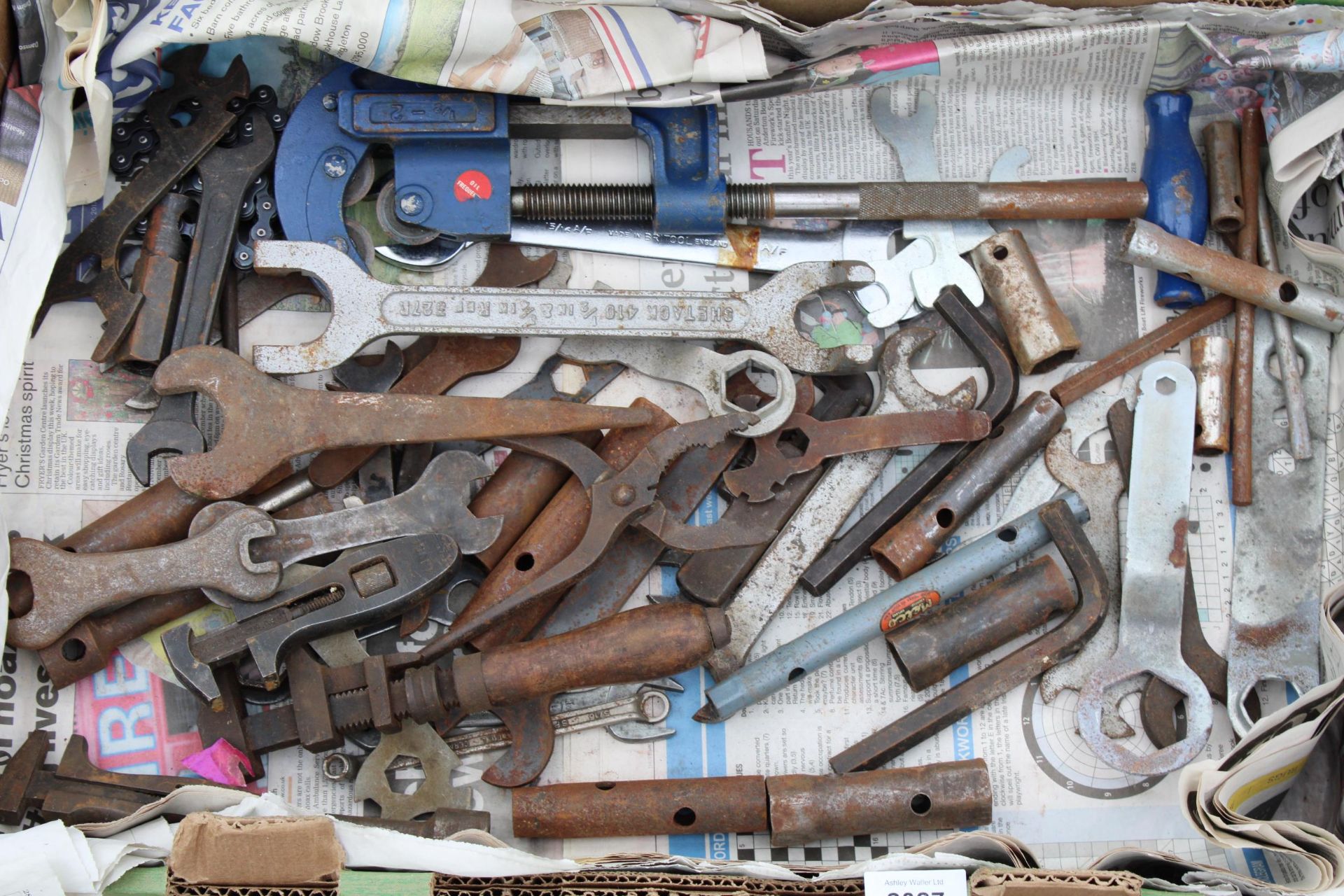 AN ASSORTMENT OF TOOLS TO INCLUDE SPANNERS AND A PIPE CUTTER ETC - Image 2 of 2