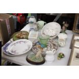 A MIXED LOT TO INCLUDE A KINGFISHER AND WREN MODEL, VINTAGE PLATES, JUGS, ETC