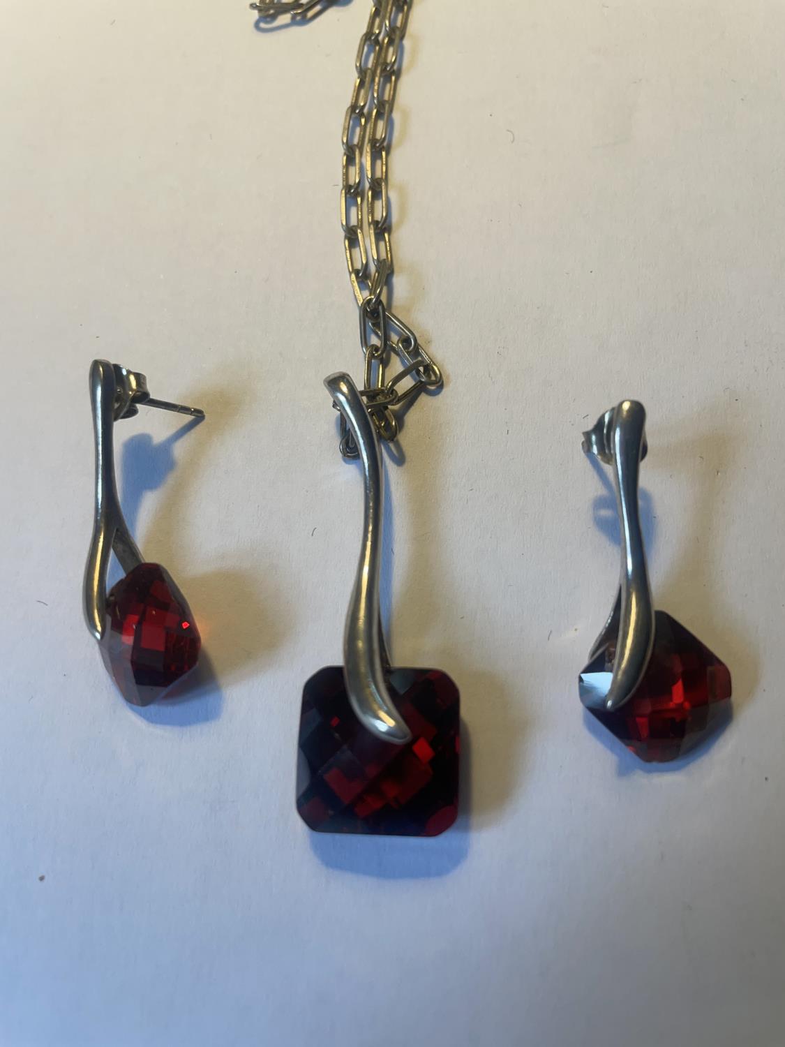 A SILVER AND RED STONE NECKLACE AND EARRING SET - Image 2 of 3