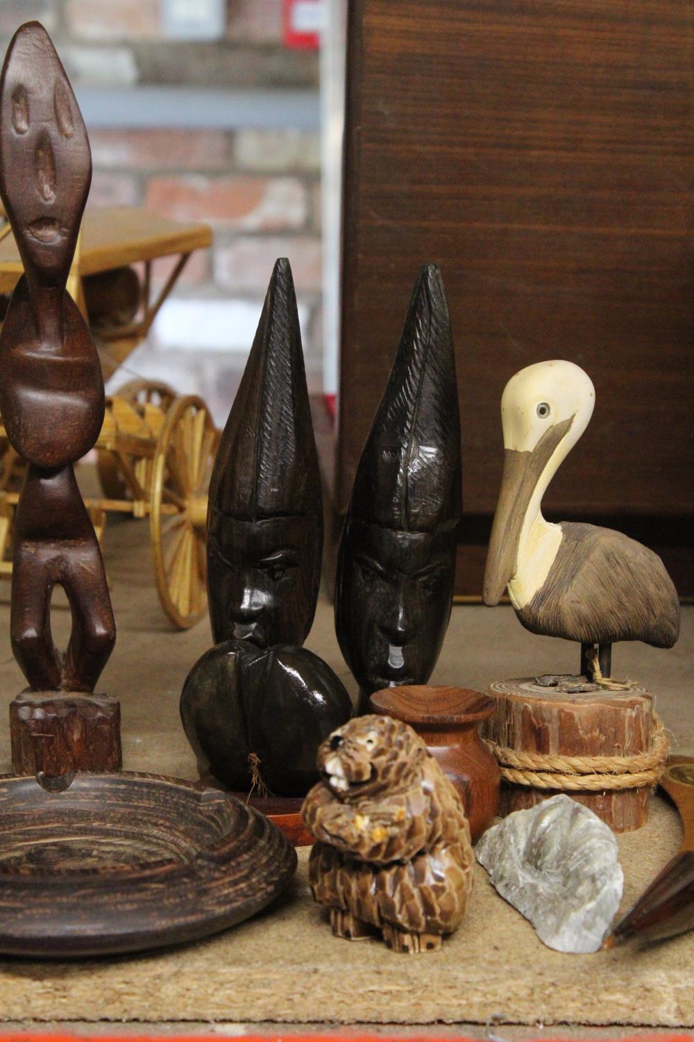 A MIXED LOT TO INCLUDE A STUDIO ART POTTERY BEAVER FIGURINE, A PAIR OF VINTAGE HAND CARVED WOODEN - Image 3 of 6