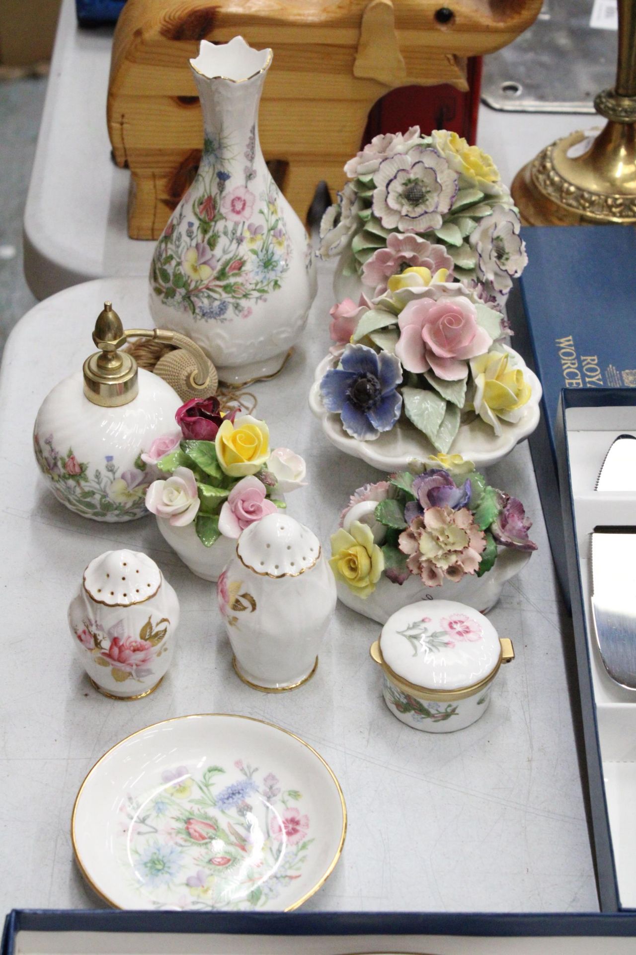 A LARGE MIXED LOT TO INCLUDE A BOXED ROYAL WORCESTER "LAVINIA" CAKE STAND, AYNSLEY SALT AND PEPPER - Image 2 of 6