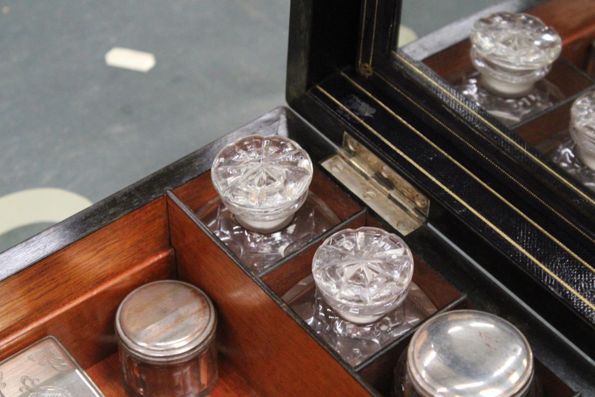 A VINTAGE MAHOGANY CASED WRITING BOX WITH A SECRET DRAWER TO INCLUDE INKWELLS, AND SILVER PLATED - Image 2 of 6