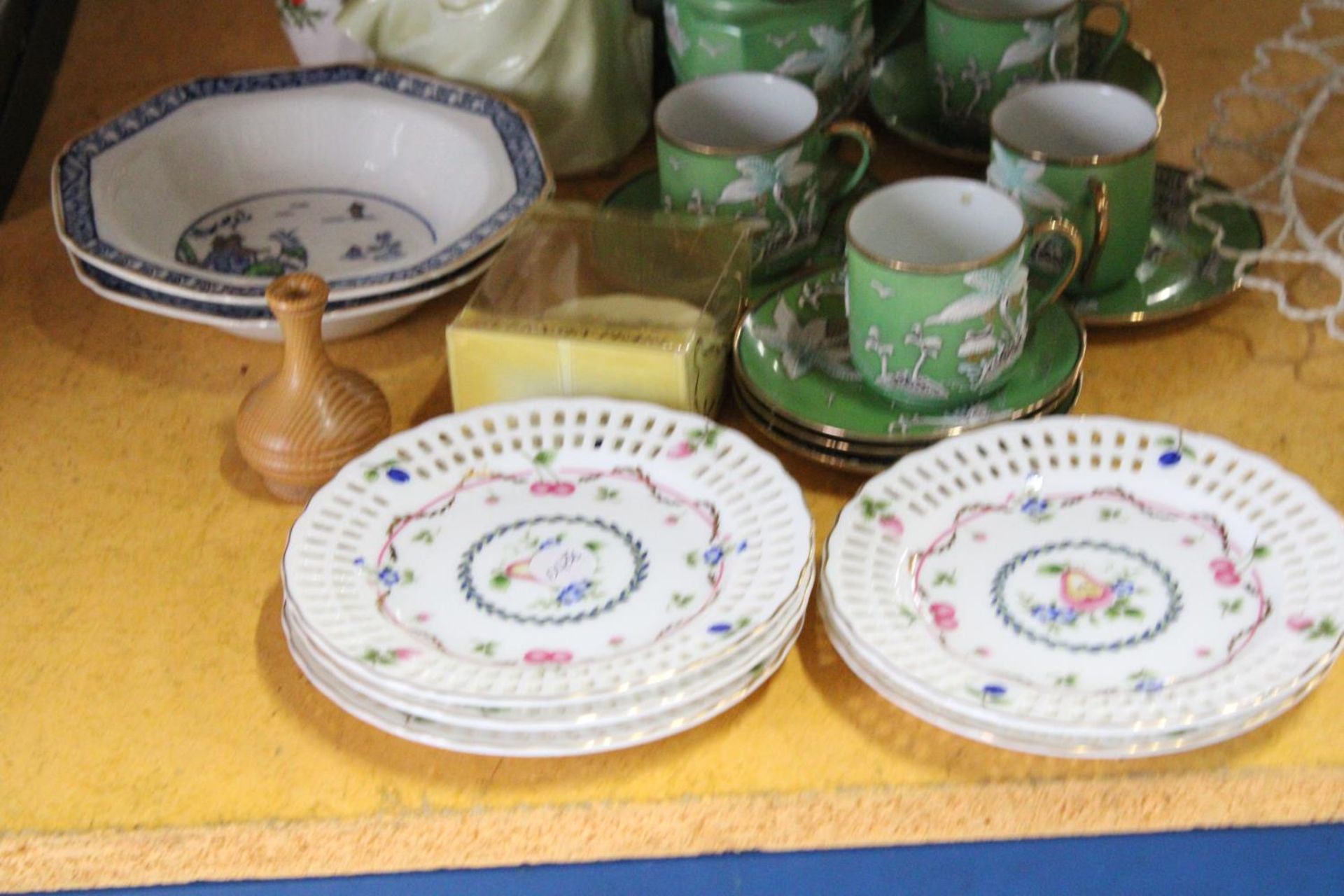 A MIXED LOT TO INCLUDE A GREEN ORIENTAL TEASET, INCLUDING A COFFEE POT, CREAM JUG, SUGAR BOWL, - Image 2 of 7