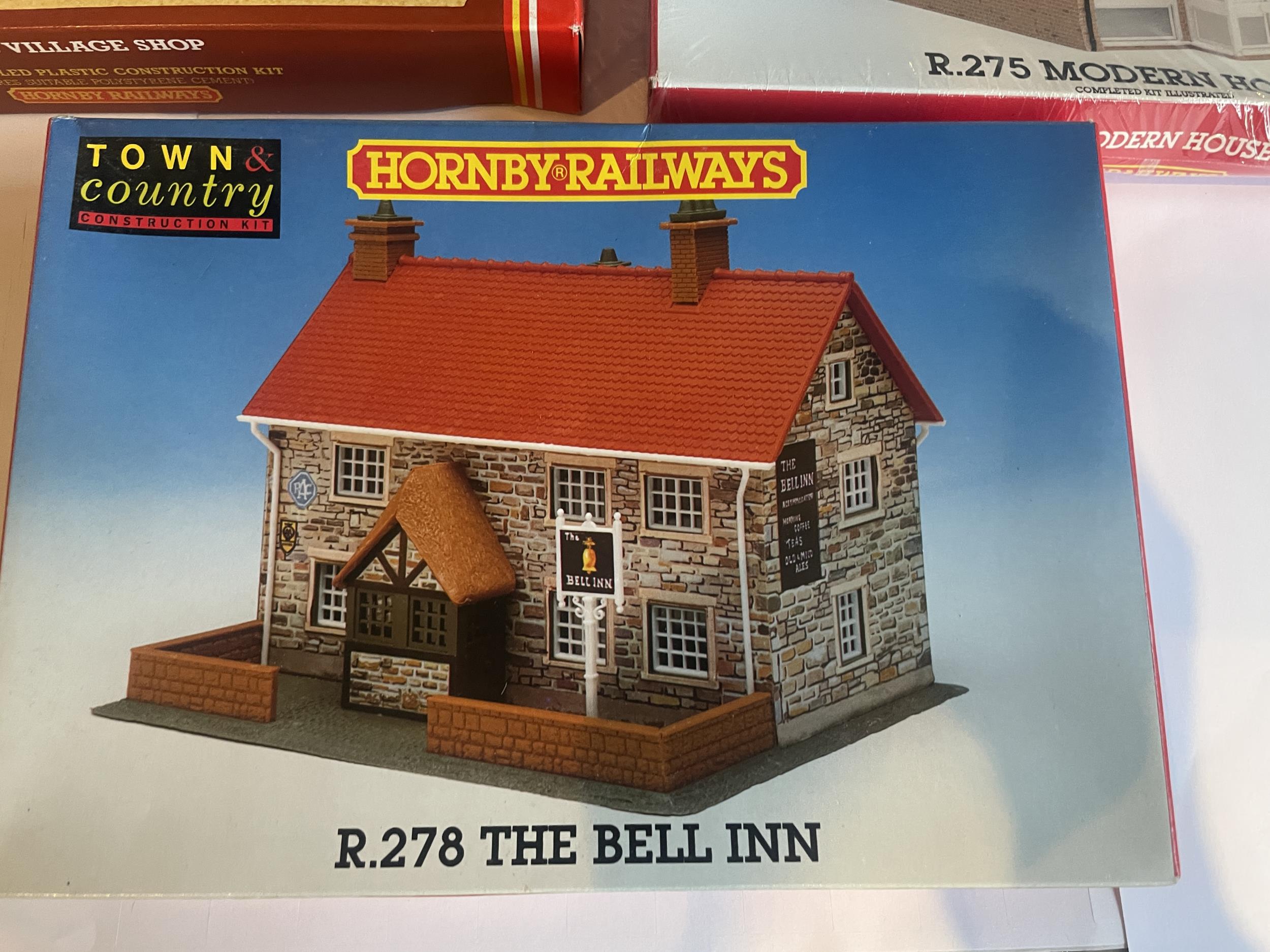 FIVE AS NEW AND BOXED HORNBY 00 GAUGE RAILWAY MODEL BUILDINGS TO INCLUDE A BANK, VILLAGE SHOP, - Bild 4 aus 4