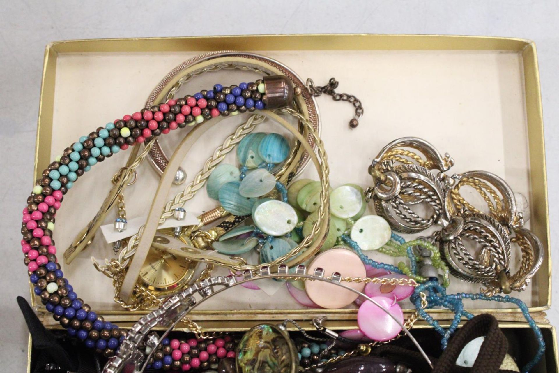 A QUANTITY OF COSTUME JEWELLERY TO INCLUDE NECKLACES, EARRINGS, BANGLES, ETC, IN A DOMED BOX - Image 3 of 5