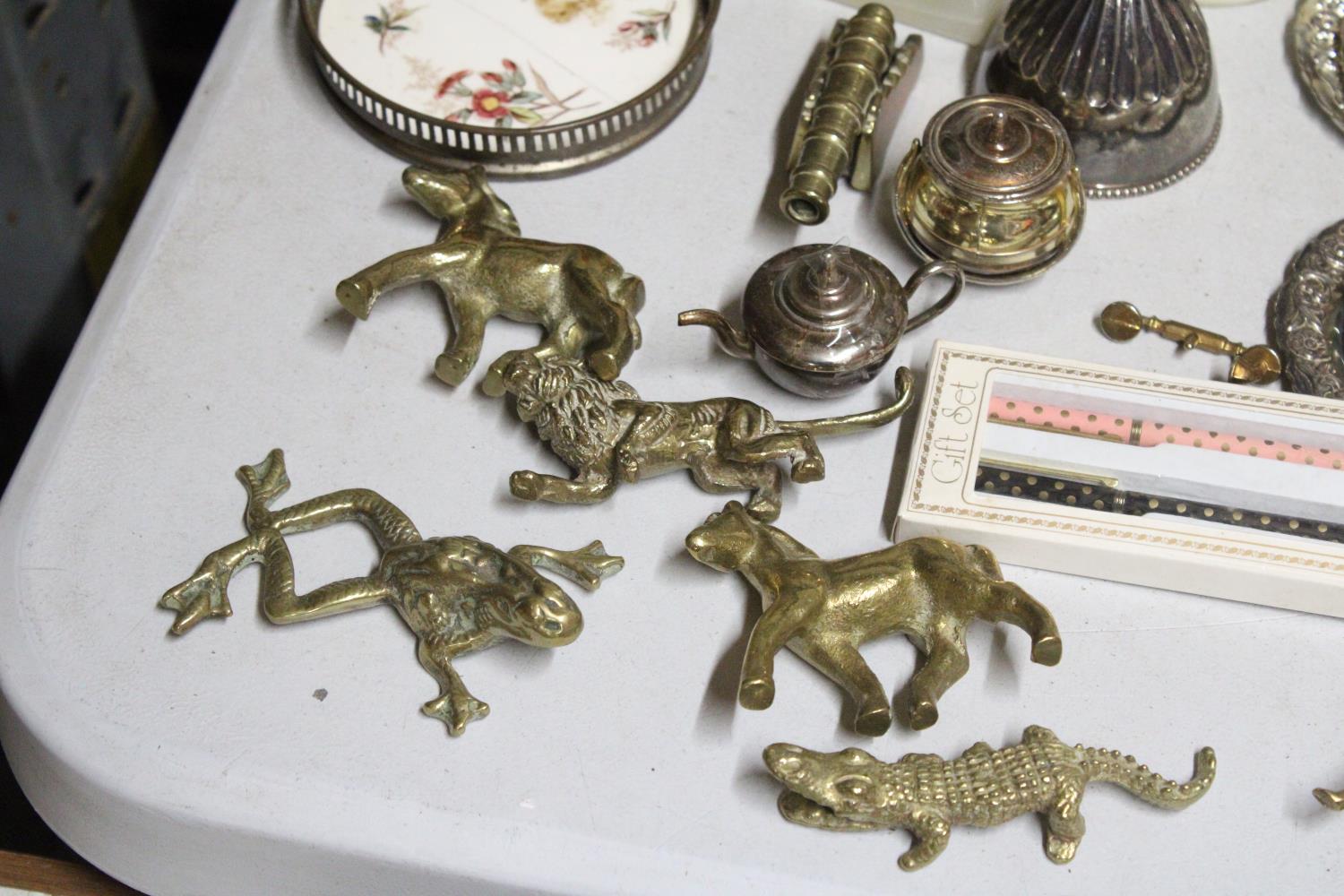 A MIXED LOT OF COLLECTABLES TO INCLUDE SIX MINIATURE BRASS ANIMALS, A VINTAGE OYNX ASHTRAY, A PAIR - Image 2 of 7