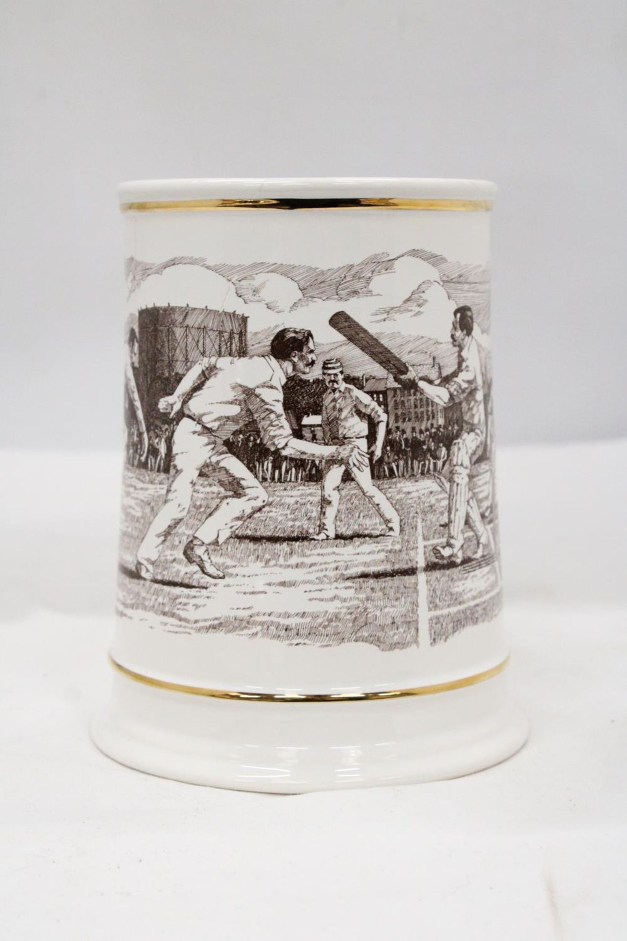 A LARGE LIMITED EDITION FRANKLIN PORCELAIN ASHES TANKARD 1882-1982 - APPROXIMATELY 16CM HIGH - Image 2 of 5
