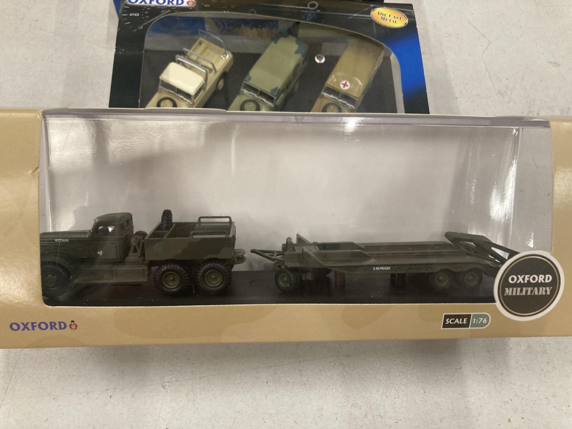 FOUR BOXED OXFORD MILITARY SERIES VEHICLES TO INCLUDE TWO WITH THREE LAND ROVERS IN EACH - Image 4 of 5