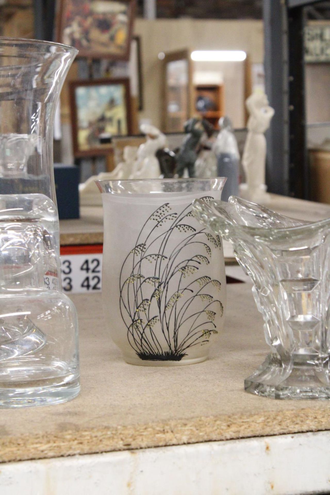 A QUANTITY OF GLASSWARE TO INCLUDE, LARGE VASES, BOTTLES, ETC - Image 4 of 5
