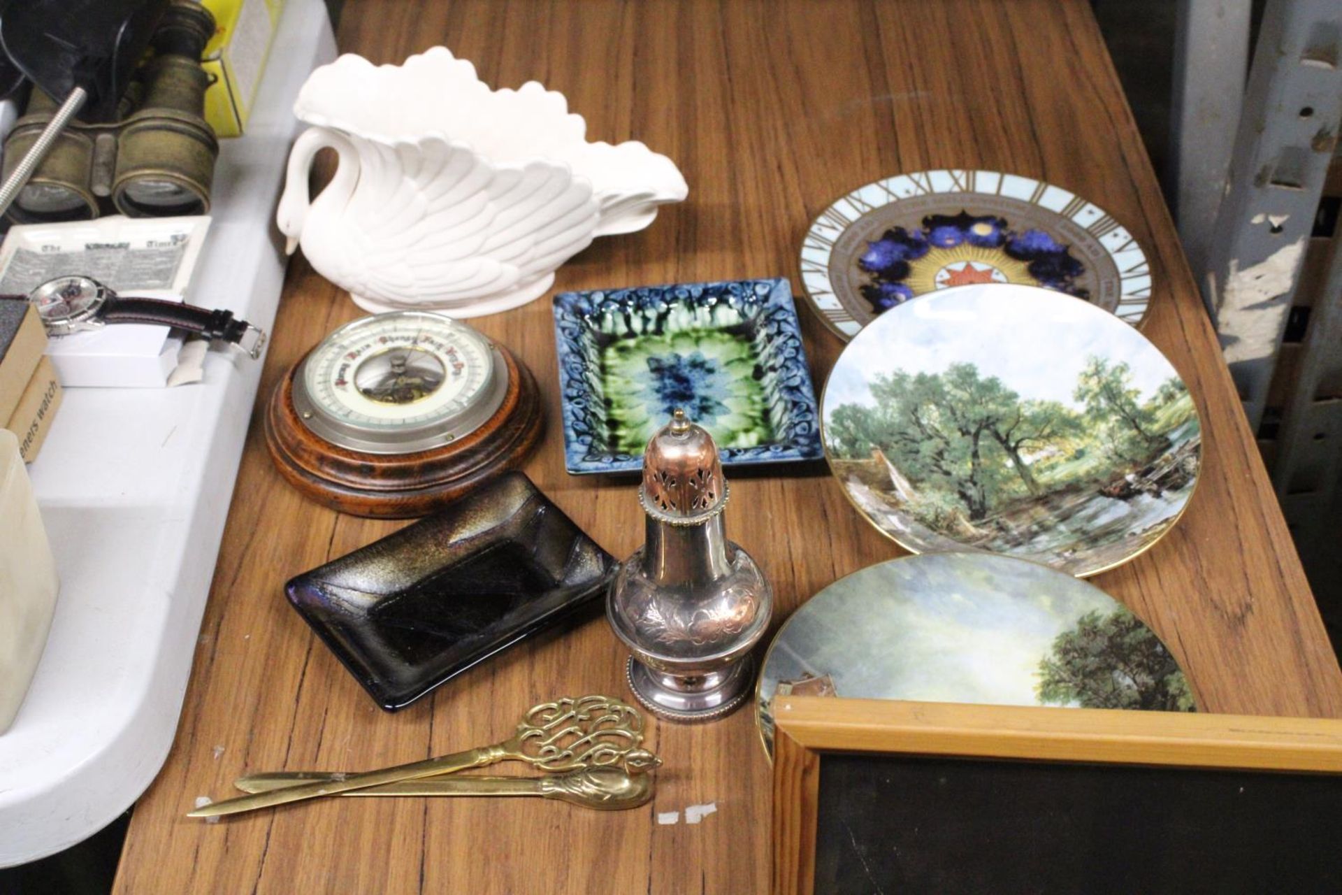 A MIXED LOT TO INCLUDE THREE CABINET PLATES, A SWAN PLANTER, BRASS LETTER OPENERS, STUDIO POTTERY