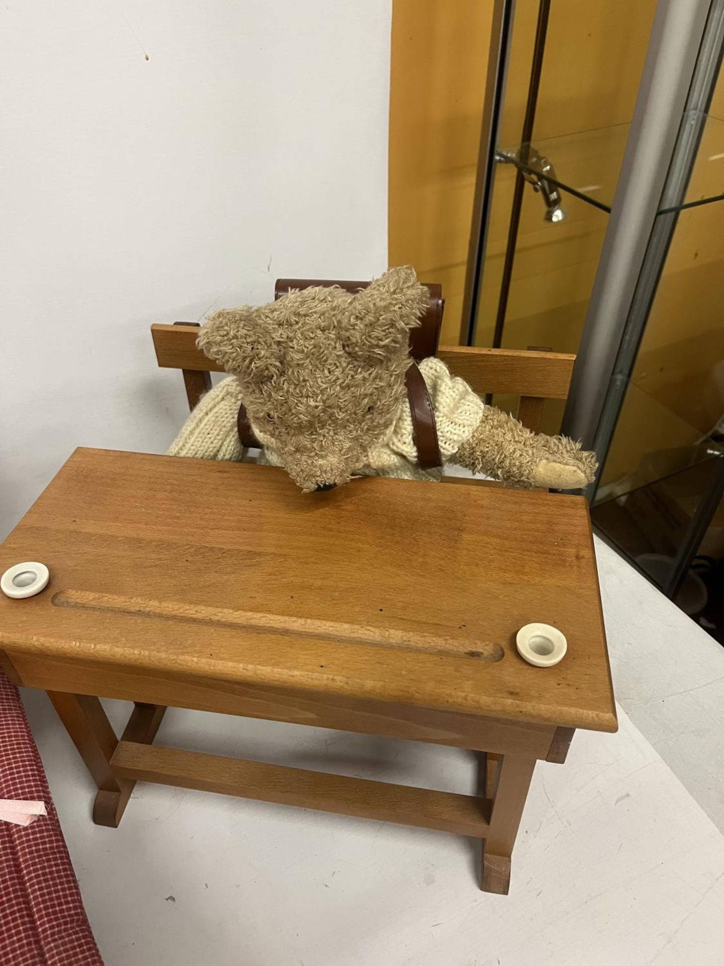 THREE VARIOUS TEDDY BEARS TO INCLUDE A RUSS, COMPLETE WITH THREE PIECES OF TEDDY BEAR FURNITURE TO - Image 4 of 6