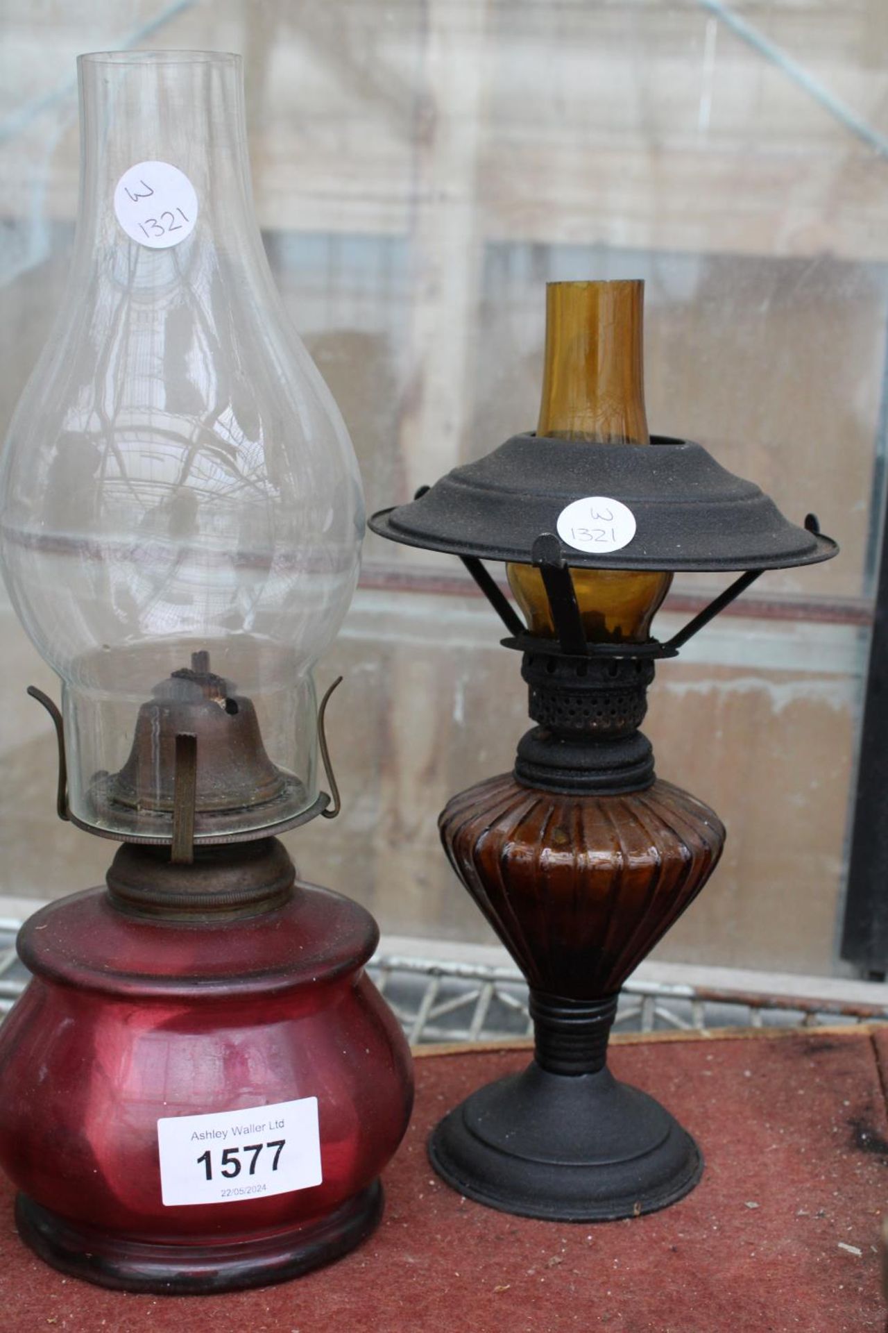 TWO VINTAGE DECORATIVE OIL LAMPS AND A LANTERN - Image 2 of 2