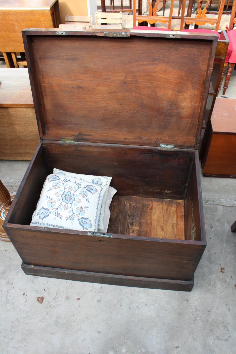 A 19TH CENTURY MAHOGANY BLANKET/SILVER CHEST WITH BRASS CARRYING HANDLE, 34" X 22" - Bild 3 aus 3