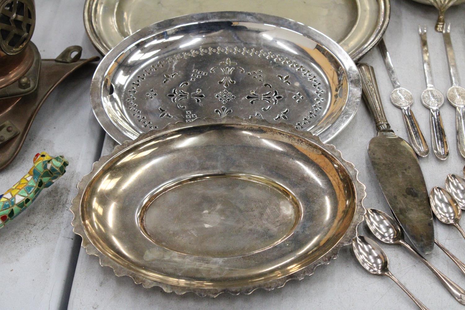 A MIXED LOT OF SILVER PLATE TO INCLUDE PLATES, SPOONS, GRAVY BOWL, SUGAR CASTER ETC - Image 2 of 6