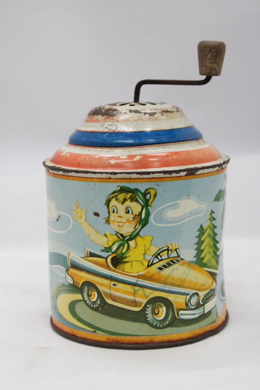 A 1950'S GERMAN TIN PLATE MUSIC BOX IN WORKING ORDER AT TIME OF CATALOGUING - Bild 3 aus 5