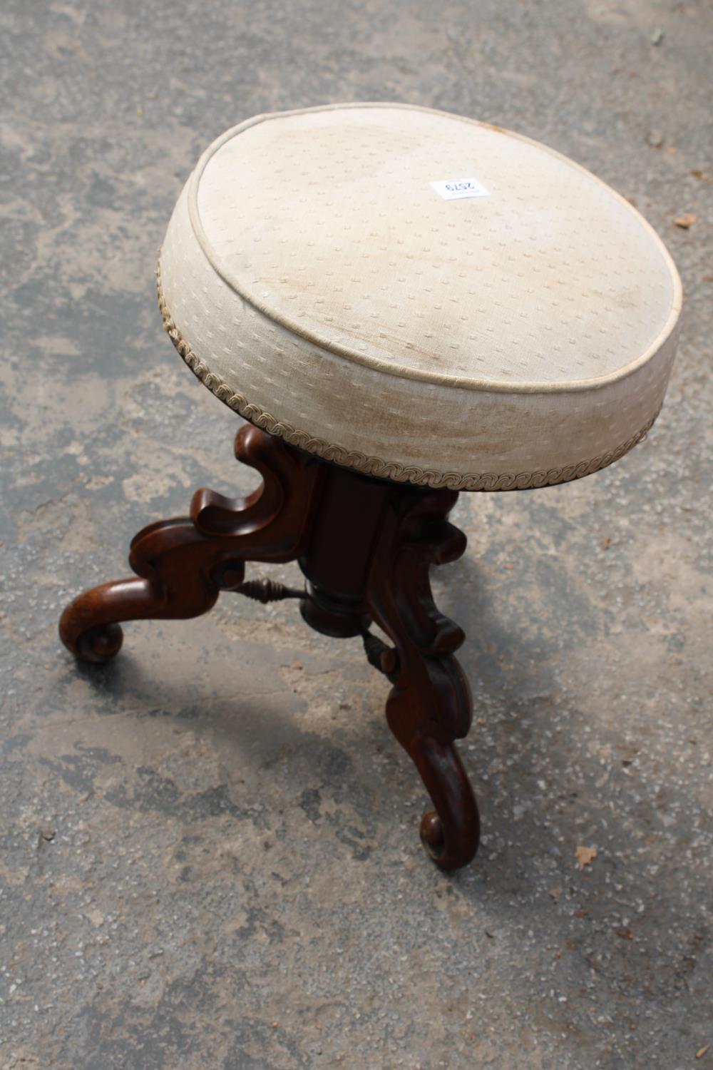 A VICTORIAN LOW WALNUT STOOL WITH UPHOLSTERED TOP - Bild 2 aus 2