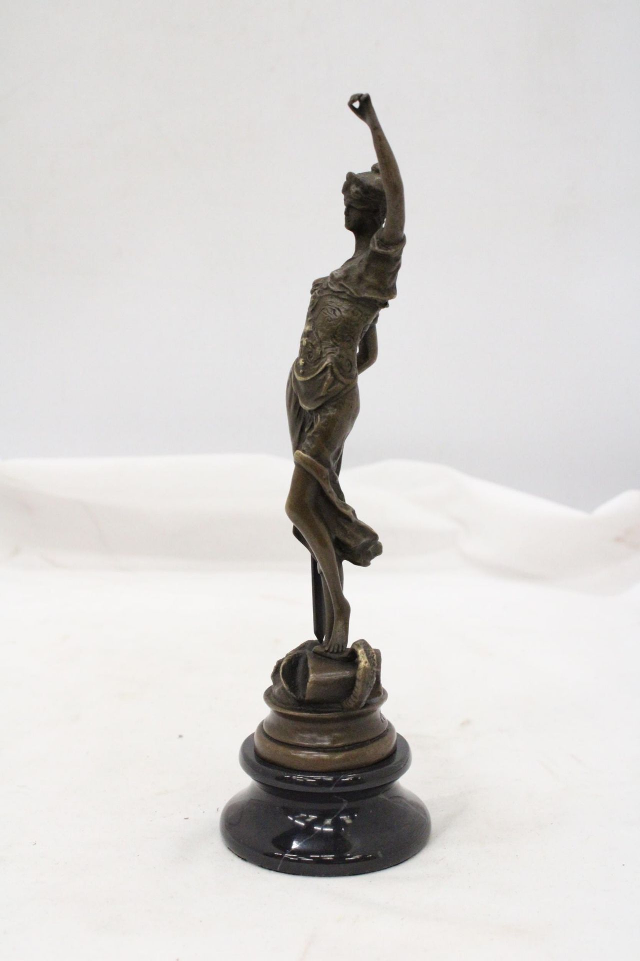 A BRONZE FIGURE BLIND JUSTICE ON A MARBLE BASE SIGNED MATER - Image 2 of 5