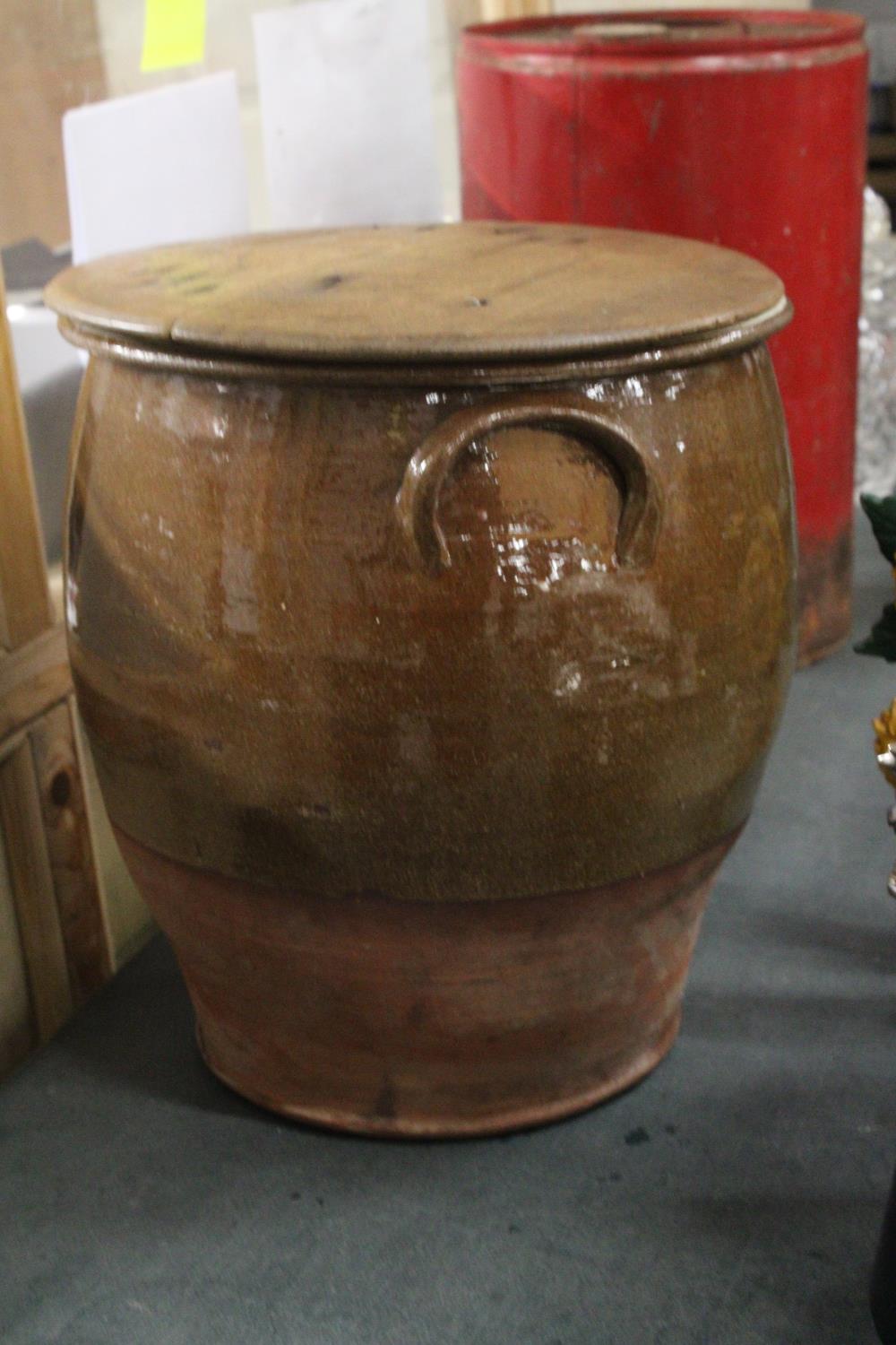 A LARGE HEAVY STONEWARE POT WITH A WOODEN LID, HEIGHT 38CM, DIAMETER 32CM - Image 4 of 4