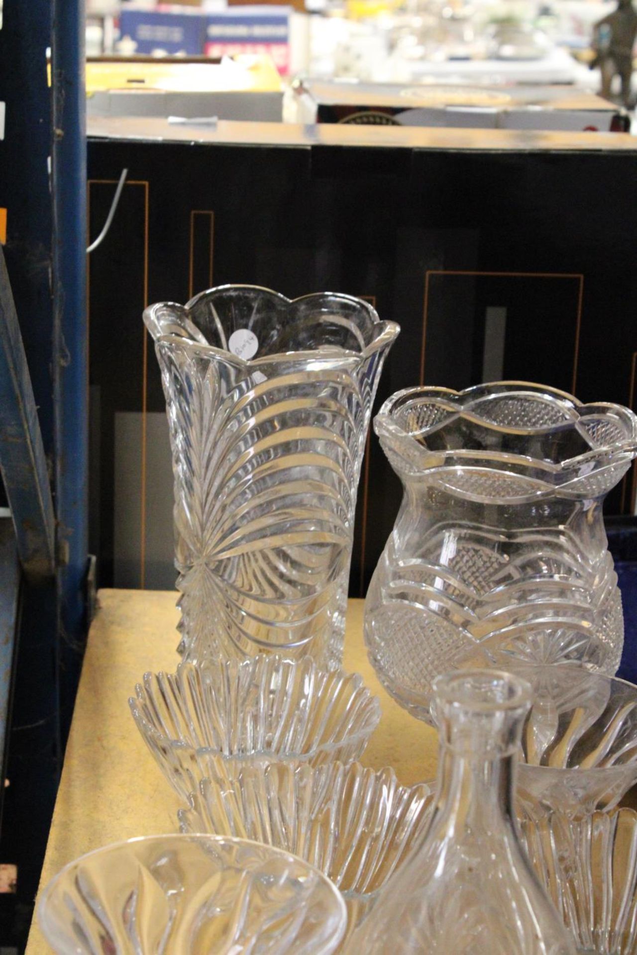 A COLLECTION OF GLASSWARE TO INCLUDE VASES, CUPS, BOWLS, ETC - Image 3 of 4