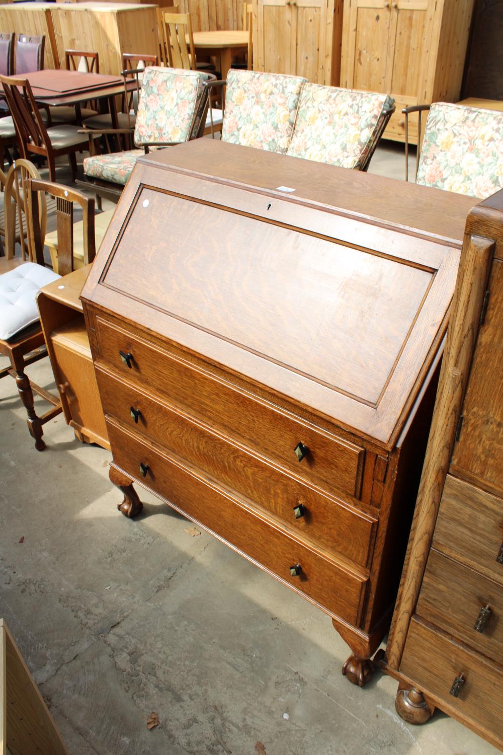AN OAK EARLY 20TH CENTURY BUREAU WITH FITTED INTERIOR, THREE DRAWERS TO BASE ON CABRIOLE LEGS WITH - Image 2 of 4