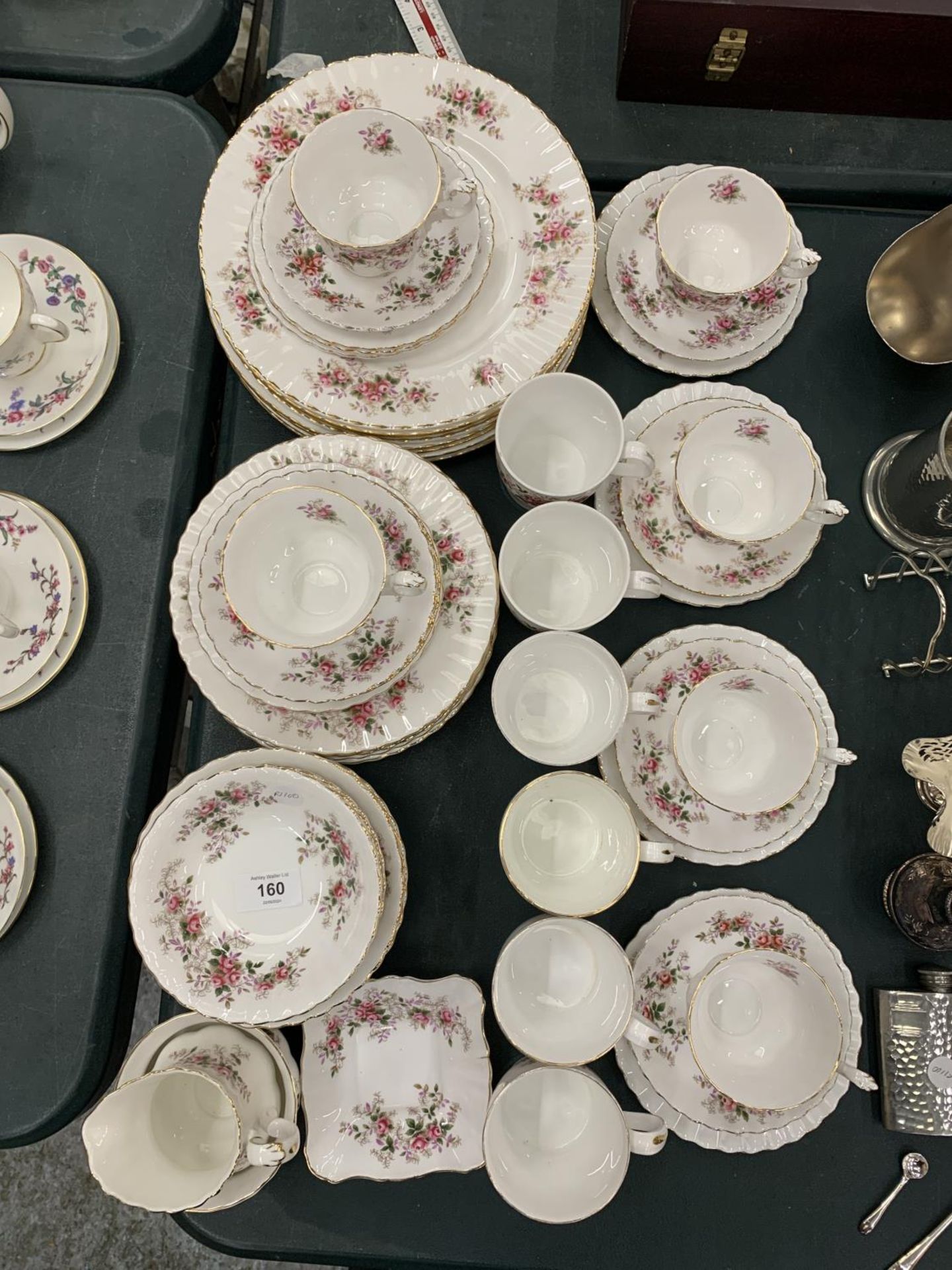 A QUANTITY OF ROYAL ALBERT 'LAVENDER ROSE' CHINA TO INCLUDE, VARIOUS SIZES OF PLATES, A CREAM JUG, - Image 4 of 5