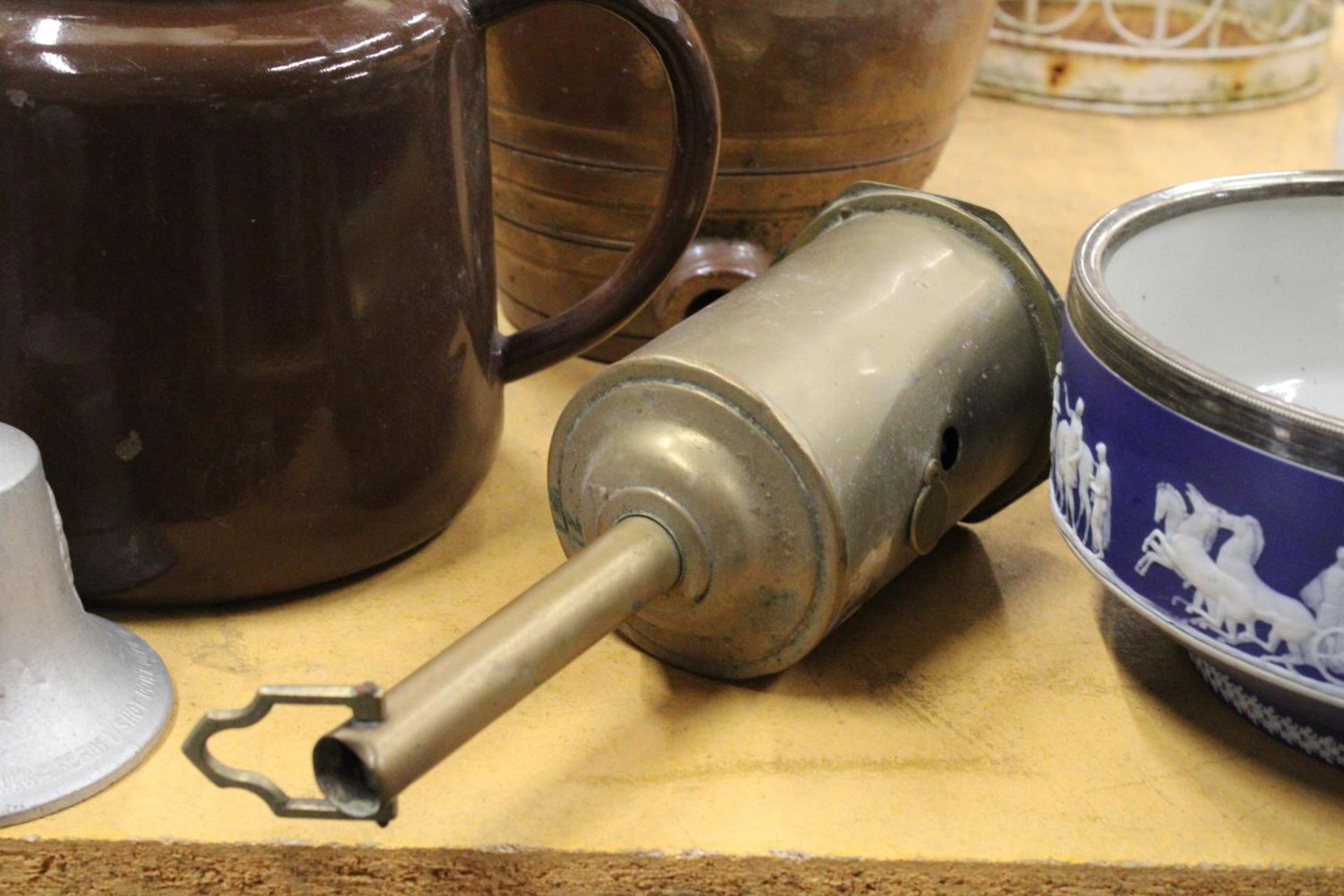 A MIXED LOT TO INCLUDE A BRASS MEAT JACK, STONEWARE BARREL, LARGE ENAMEL TEAPOT AND A CAST METAL - Image 5 of 5