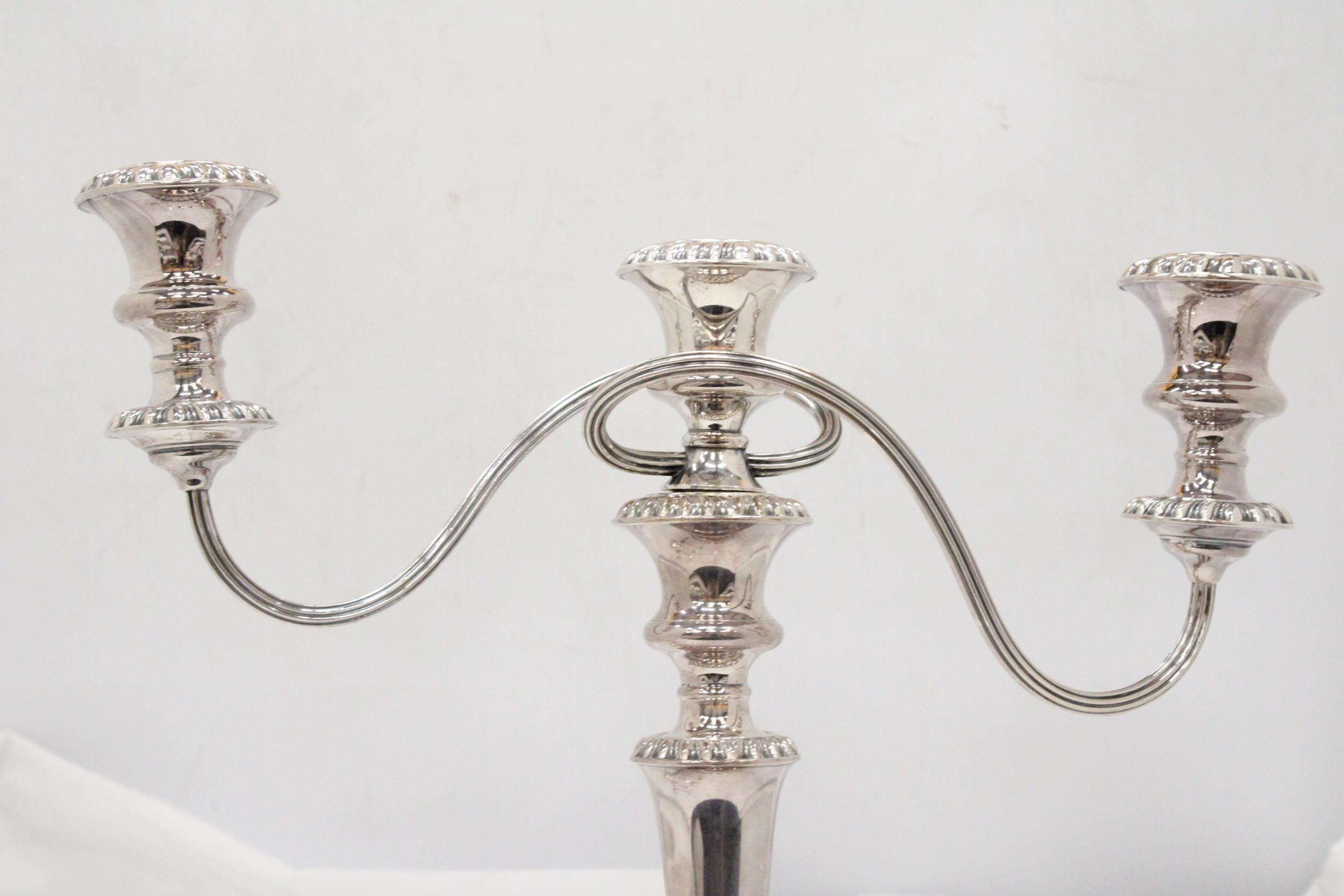 A MIXED LOT OF SILVER PLATE TO INCLUDE TWO TEA SPOONS, LADEL, SMALL TONGS PLUS A CANDELABRA - Image 5 of 6
