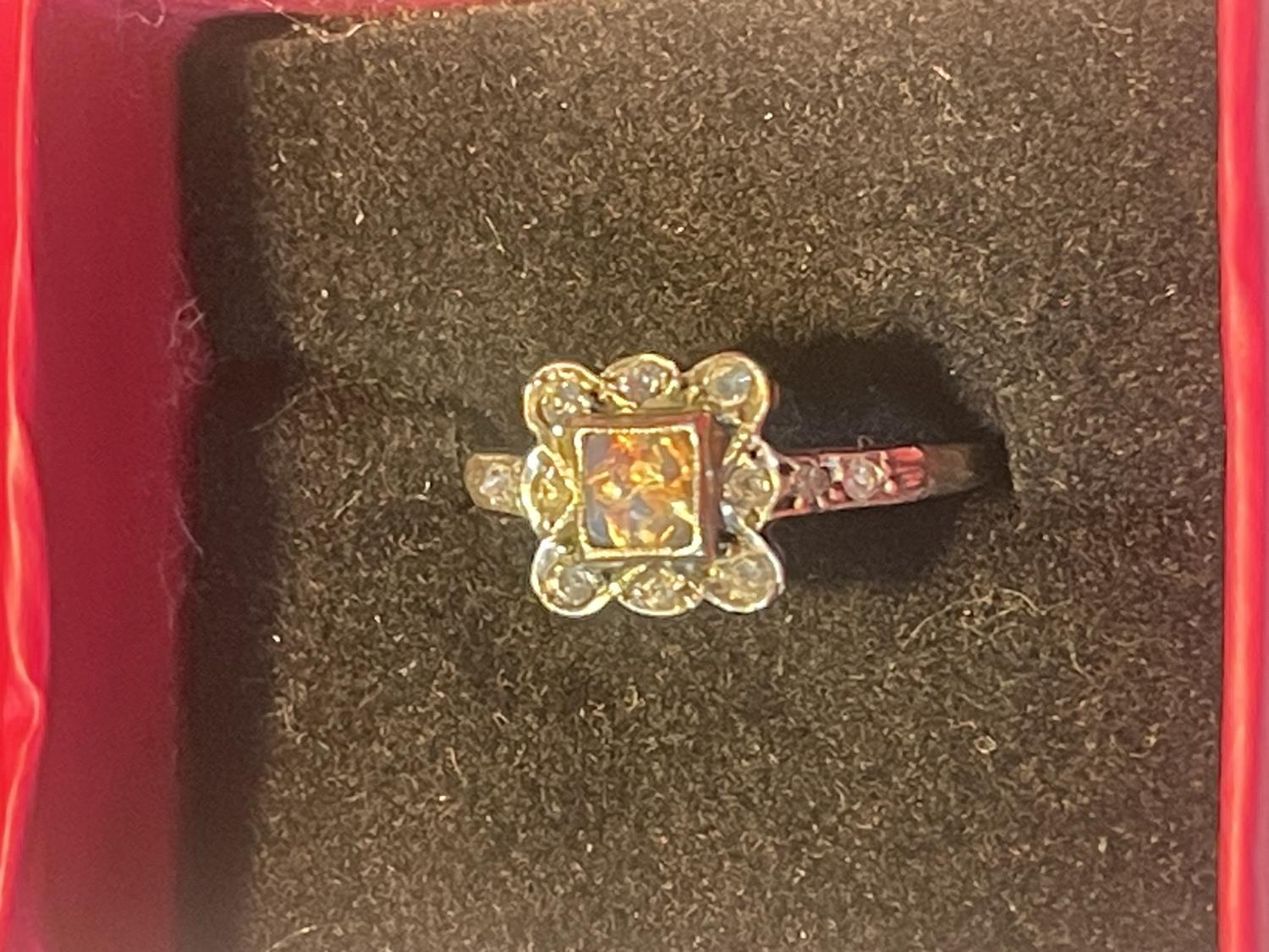 A SILVER AND 9 CARAT GOLD VICTORIAN DRESS RING IN A PRESENTATION BOX