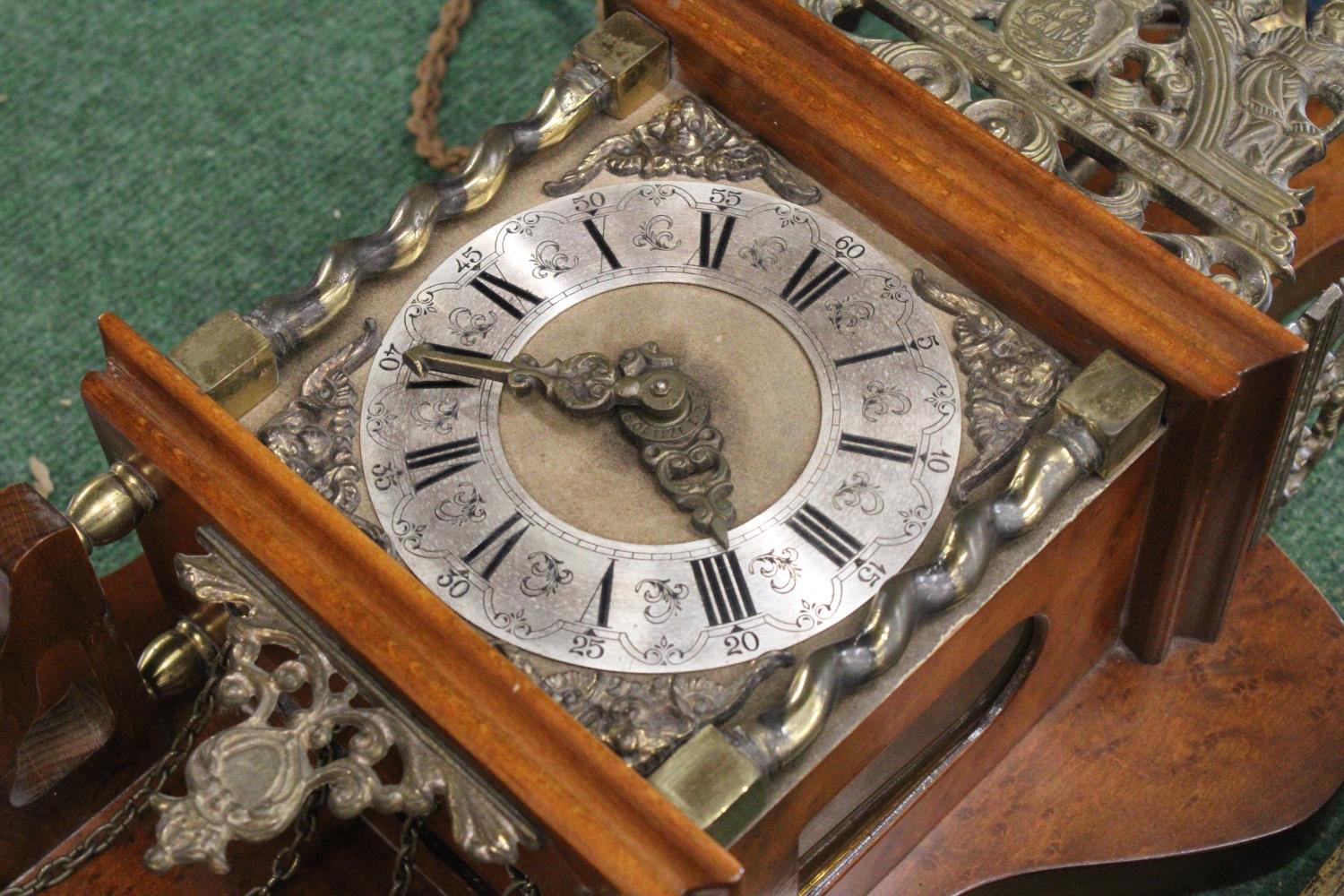 A VINTAGE WOODEN CASED WALL CLOCK, WITH BRASS DECORATION AND PENDULUM, HEIGHT 65CM - Image 2 of 3