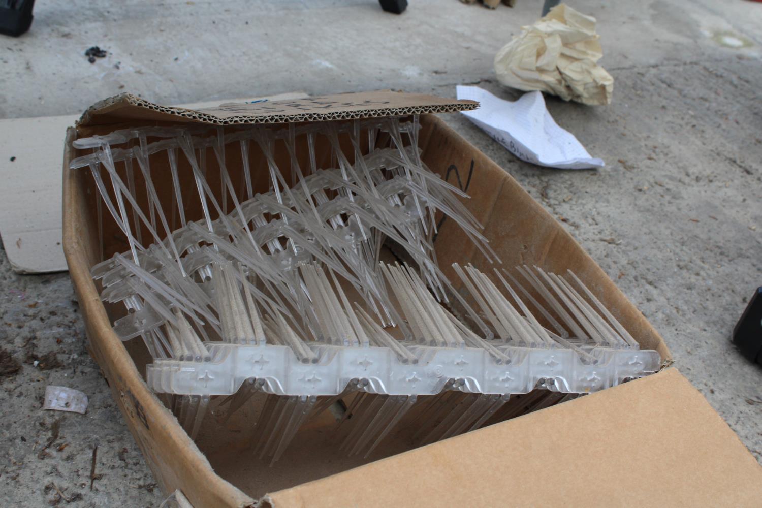 A LARGE QUANTITY OF PLASTIC BIRD SPIKES - Bild 3 aus 3