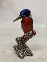 AN ANITA HARRIS HAND PAINTED AND SIGNED IN GOLD KINGFISHER