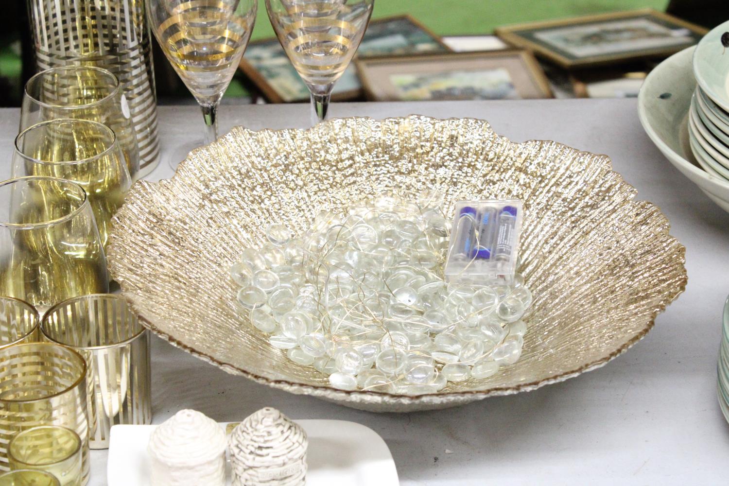 A QUANTITY OF GLASSWARE TO INCLUDE A LARGE RIBBED BOWL, GLASSES AND TUMBLERS WITH GILT BAND PATTERN, - Image 4 of 5
