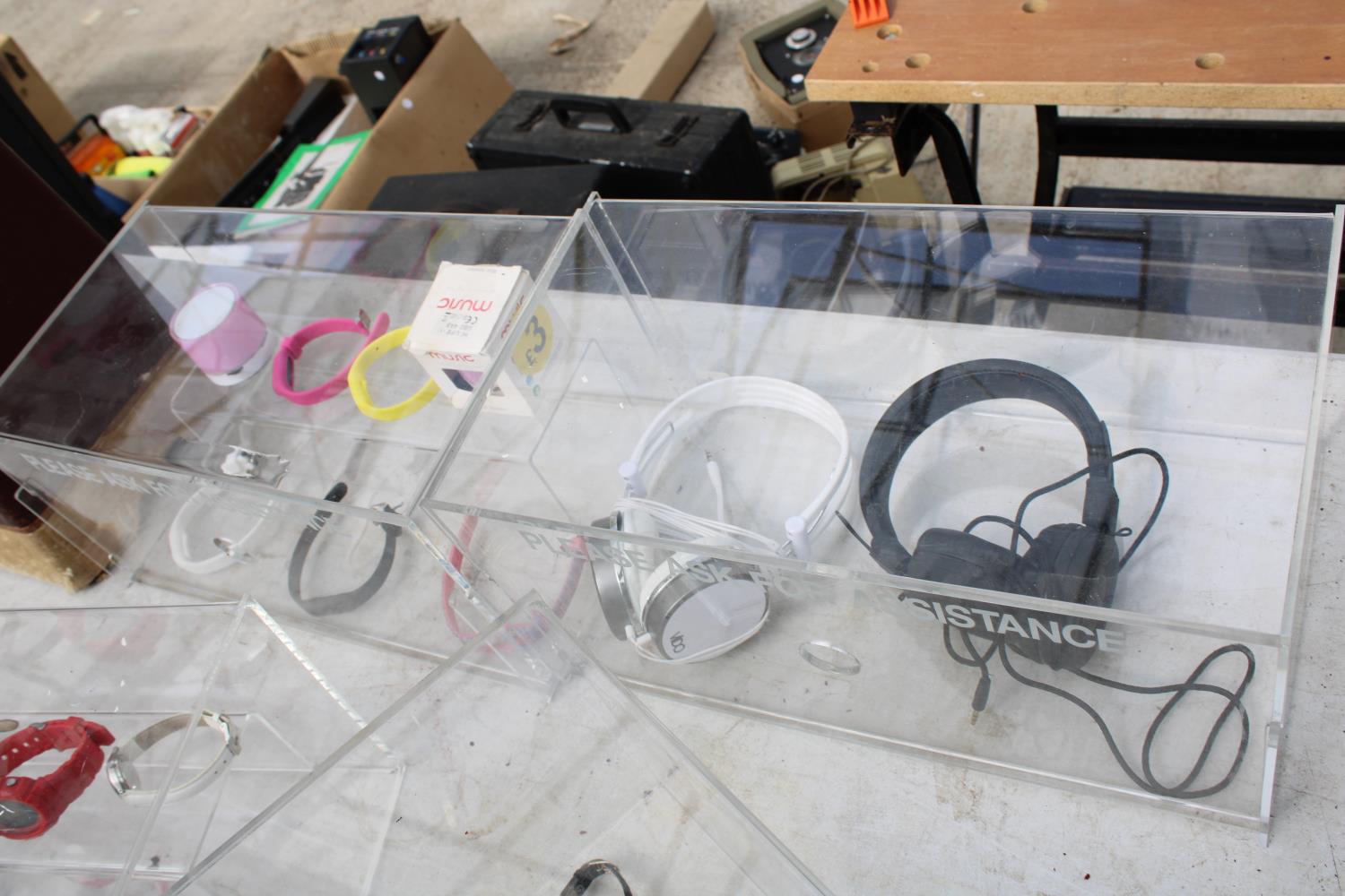 FOUR PLASTIC DISPLAY STANDS WITH AN ASSORTMENT OF FASHION WATCHES AND HEADPHONES - Bild 3 aus 3