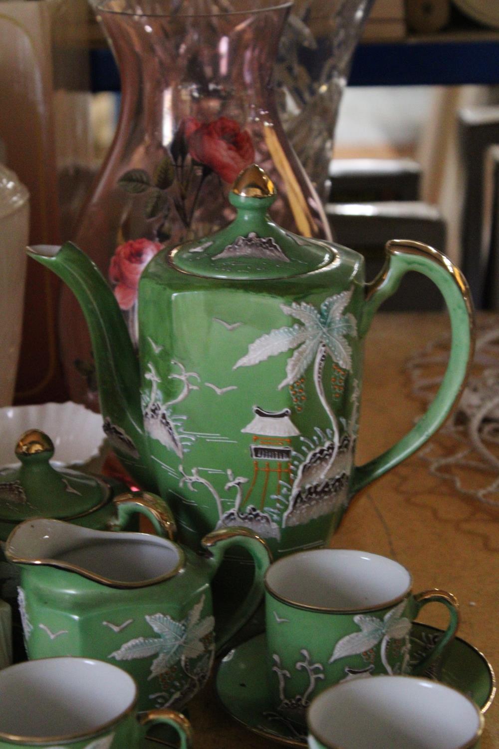 A MIXED LOT TO INCLUDE A GREEN ORIENTAL TEASET, INCLUDING A COFFEE POT, CREAM JUG, SUGAR BOWL, - Image 4 of 7
