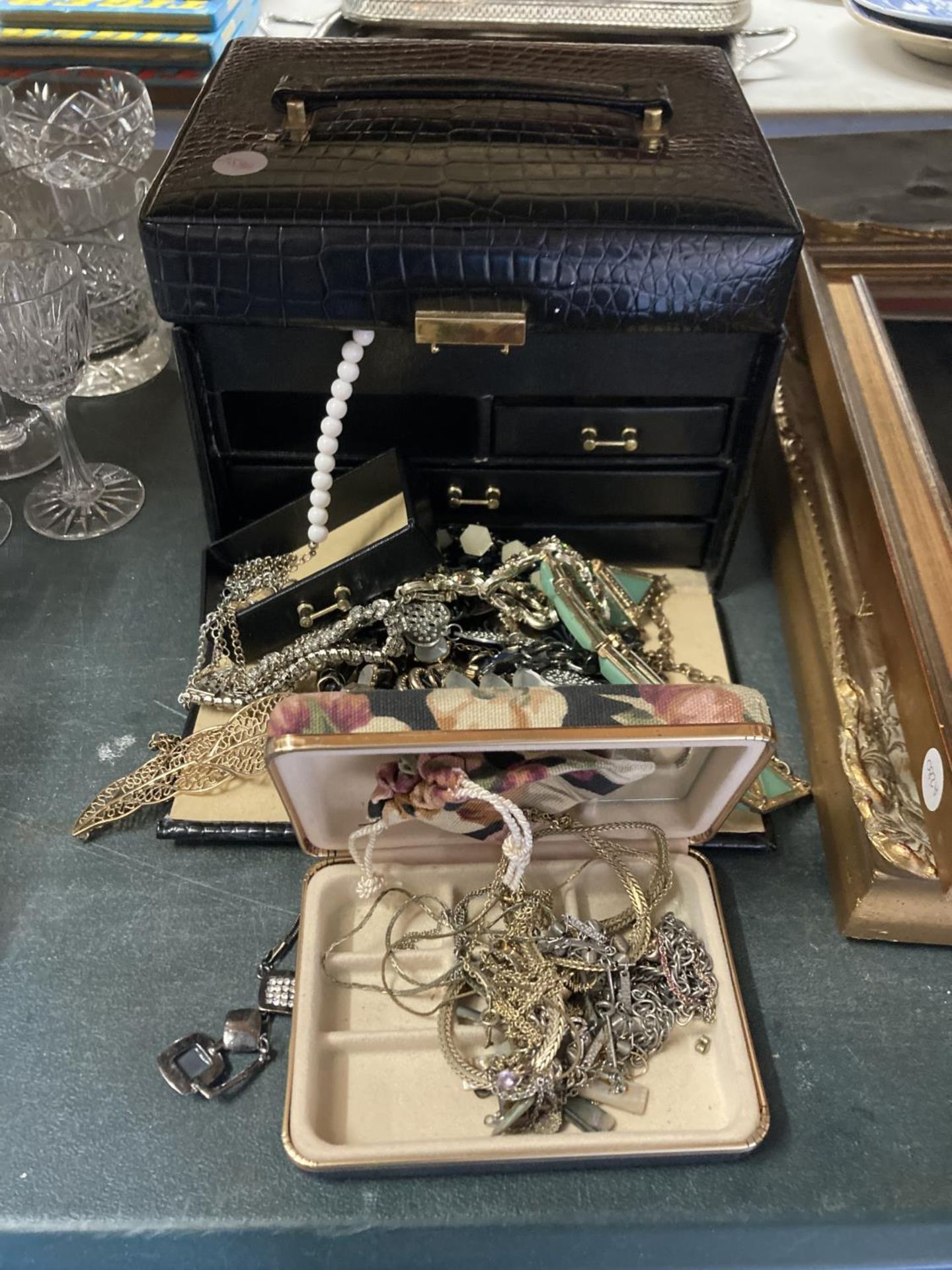 A QUANTITY OF COSTUME JEWELLERY TO INCLUDE NECKLACES, CHAINS, ETC, PLUS A JEWELLERY BOX WITH DRAWERS