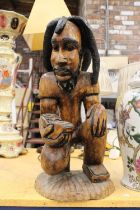 A LARGE, HEAVY, WOODEN TRIBAL STYLE CARVING, HEIGHT APPROX 52CM