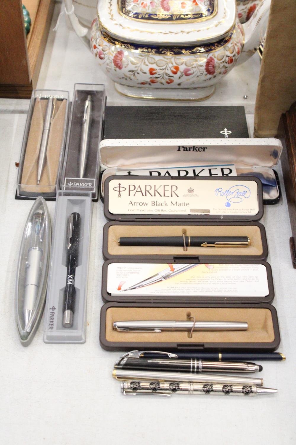 A COLLECTION OF CARTRIDGE AND BALLPOINT PENS, SOME IN BOXES, TO INCLUDE PARKER, ETC