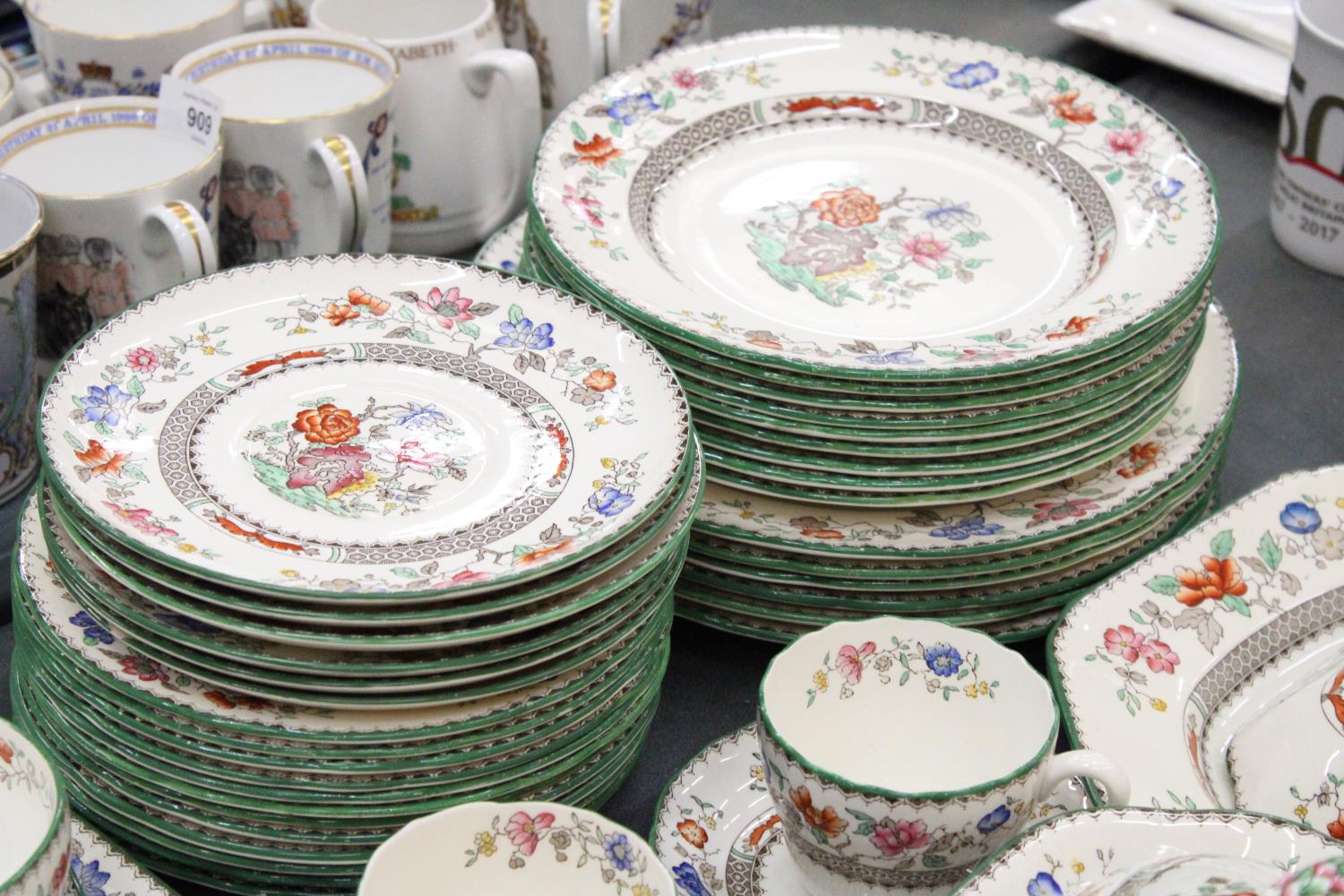 A LARGE SPODE COPELAND "CHINESE ROSE" DINNER SERVICE TO INCLUDE PLATES, SOUP BOWLS, JUGS, A - Image 2 of 9