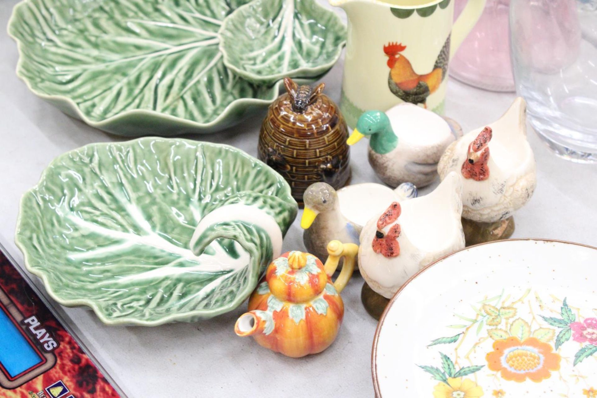 A QUANTITY OF CERAMIC ITEMS TO INCLUDE LEAF BOWLS, A COCKEREL TEAPOT AND MILK JUG, HEN AND DUCK - Image 5 of 6
