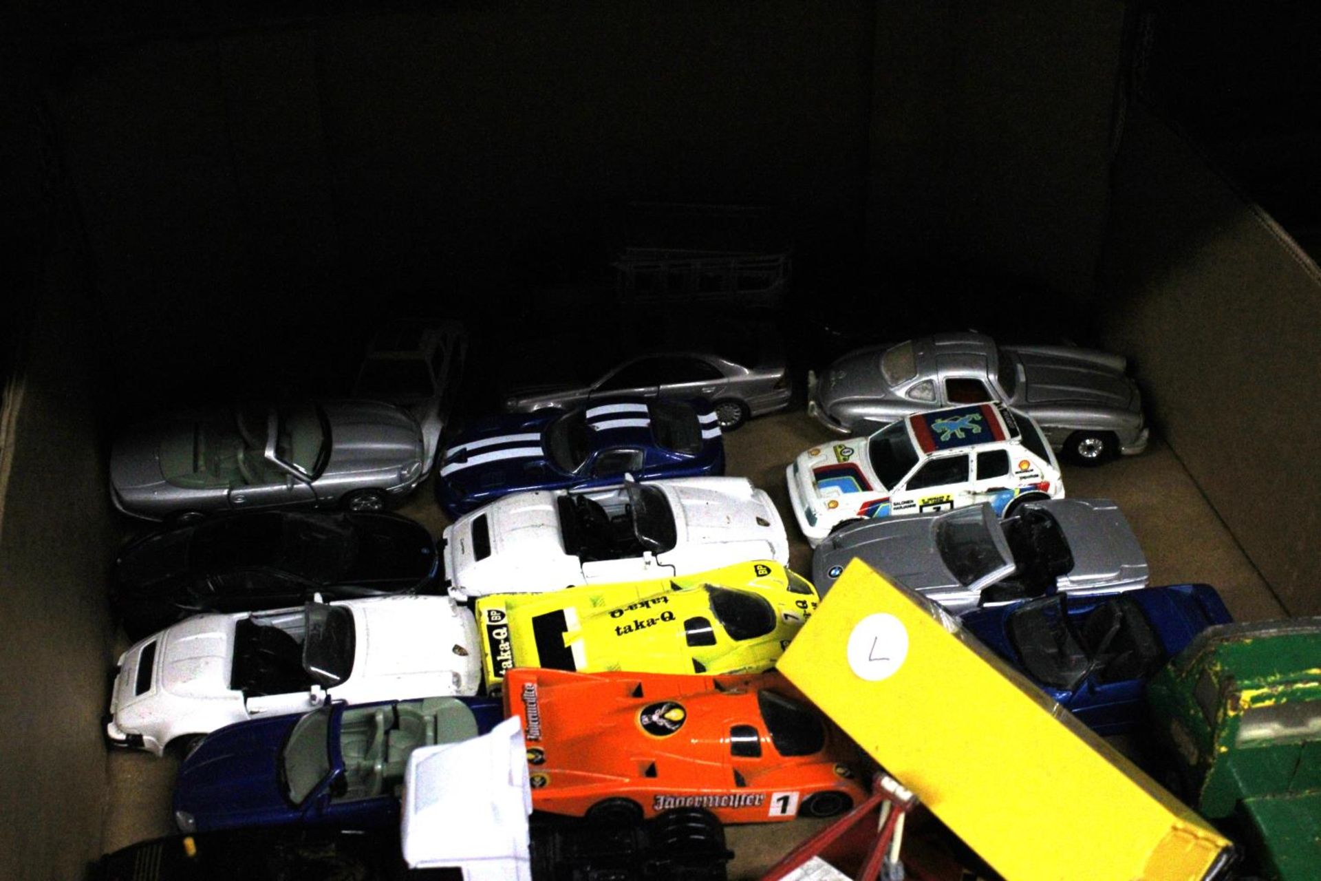 A COLLECTION OF DIE-CAST CARS AND TRUCKS TO INCLUDE CORGI ETC - Image 2 of 3