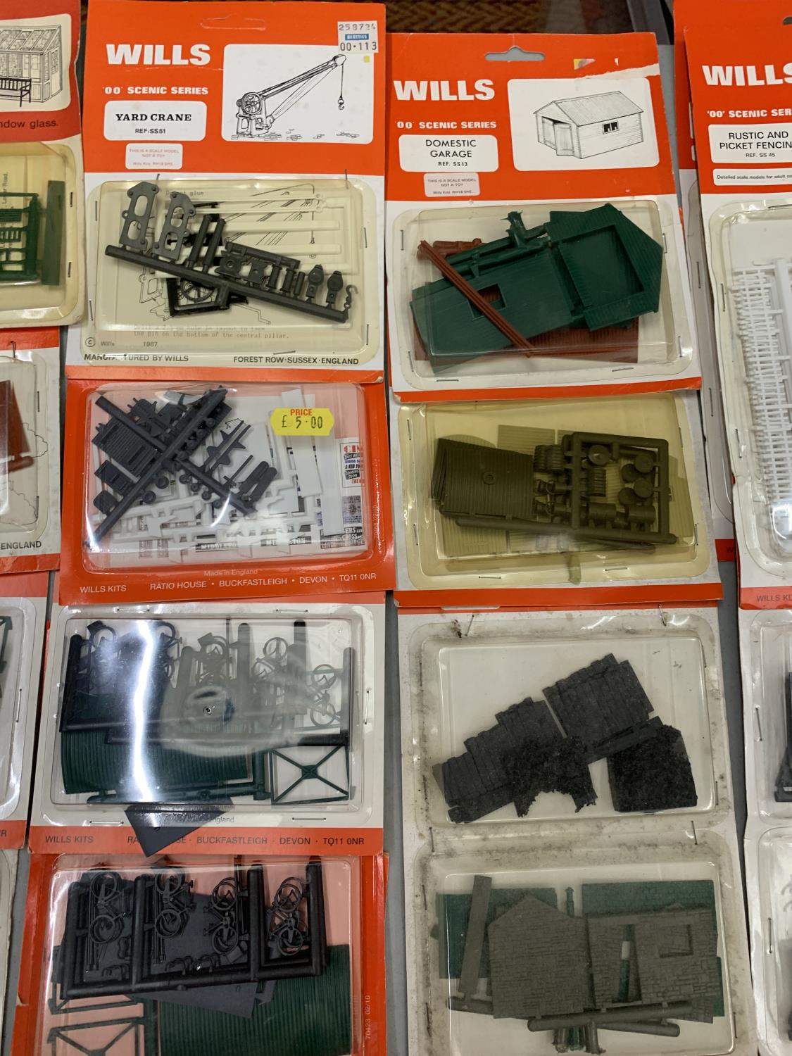 A LARGE COLLECTION OF WILLS SCENIC SERIES MODEL BUILDING KITS TO INCLUDE SLATES, HUTS, CRANE, - Image 3 of 7