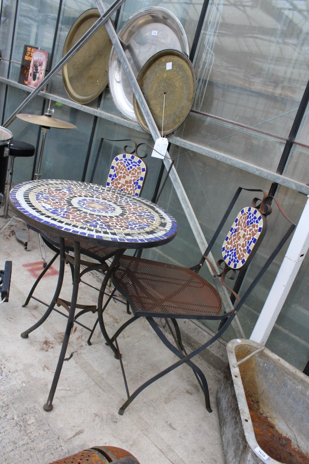 A METAL TILE TOPPED BISTRO TABLE AND A PAIR OF FOLDING CHAIRS TO MATCH - Bild 2 aus 3