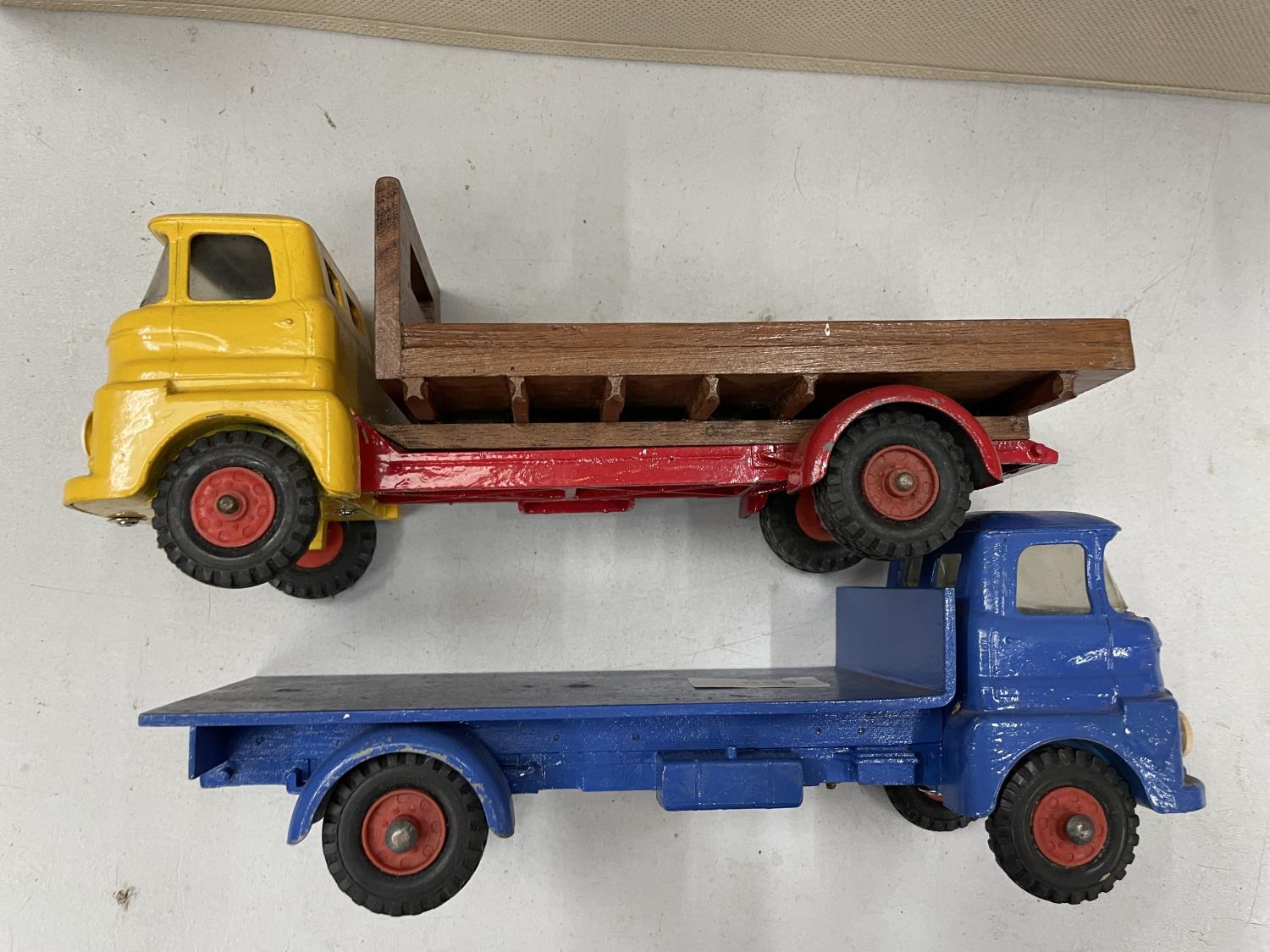 TWO TRIANG MODEL FLATBED TRUCKS, RESTORED FROM ORIGNAL - Bild 4 aus 6